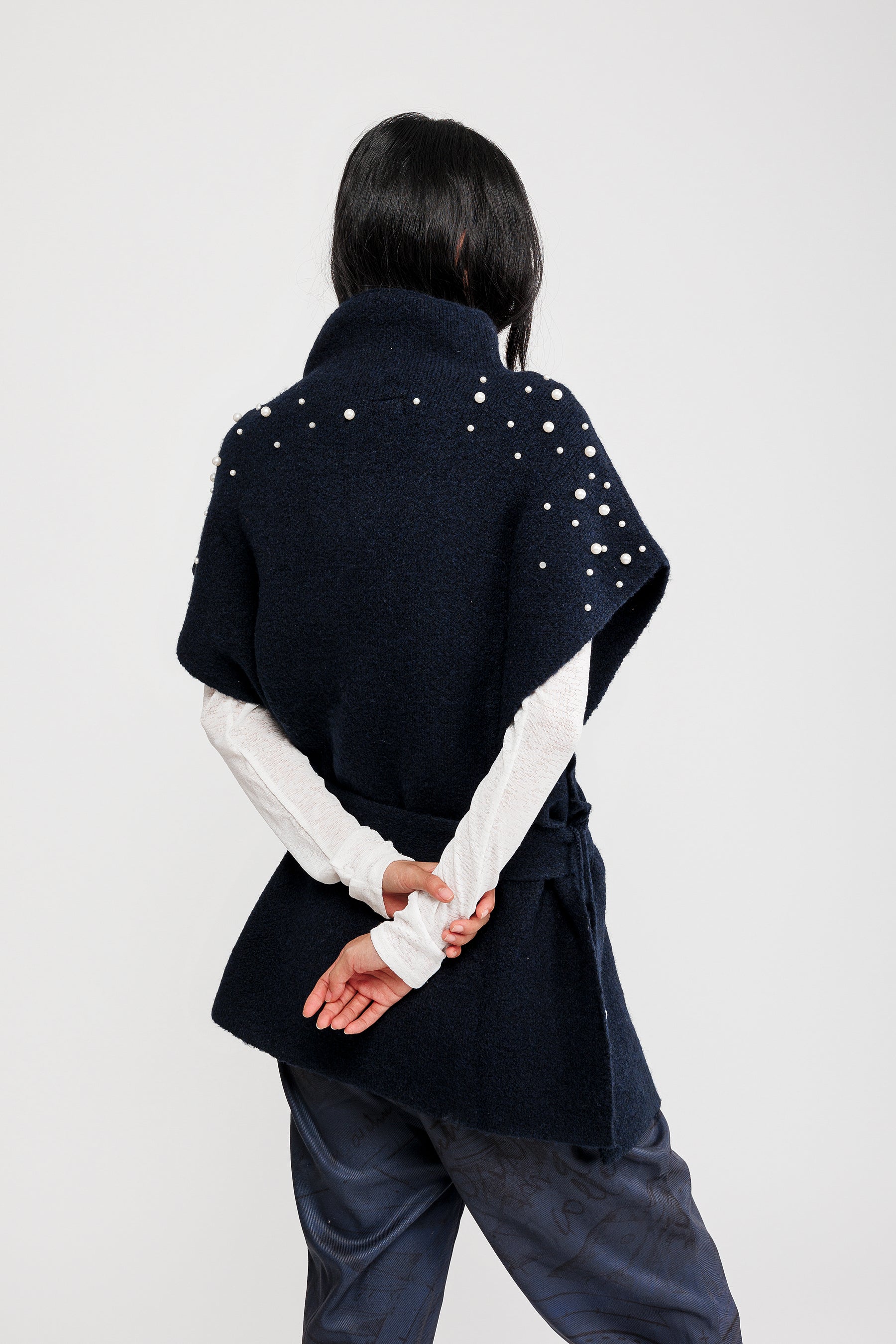 Poncho cuello alto con cinturón azul