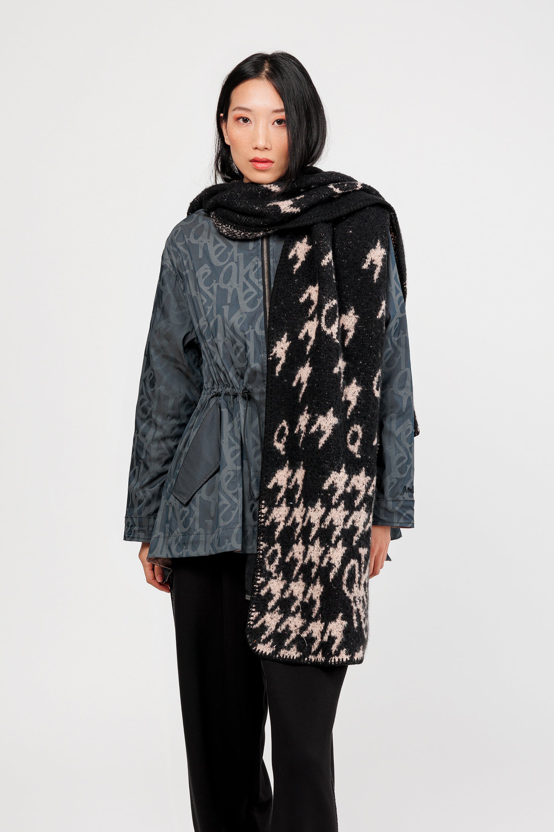 Bufanda con capucha negra y beige