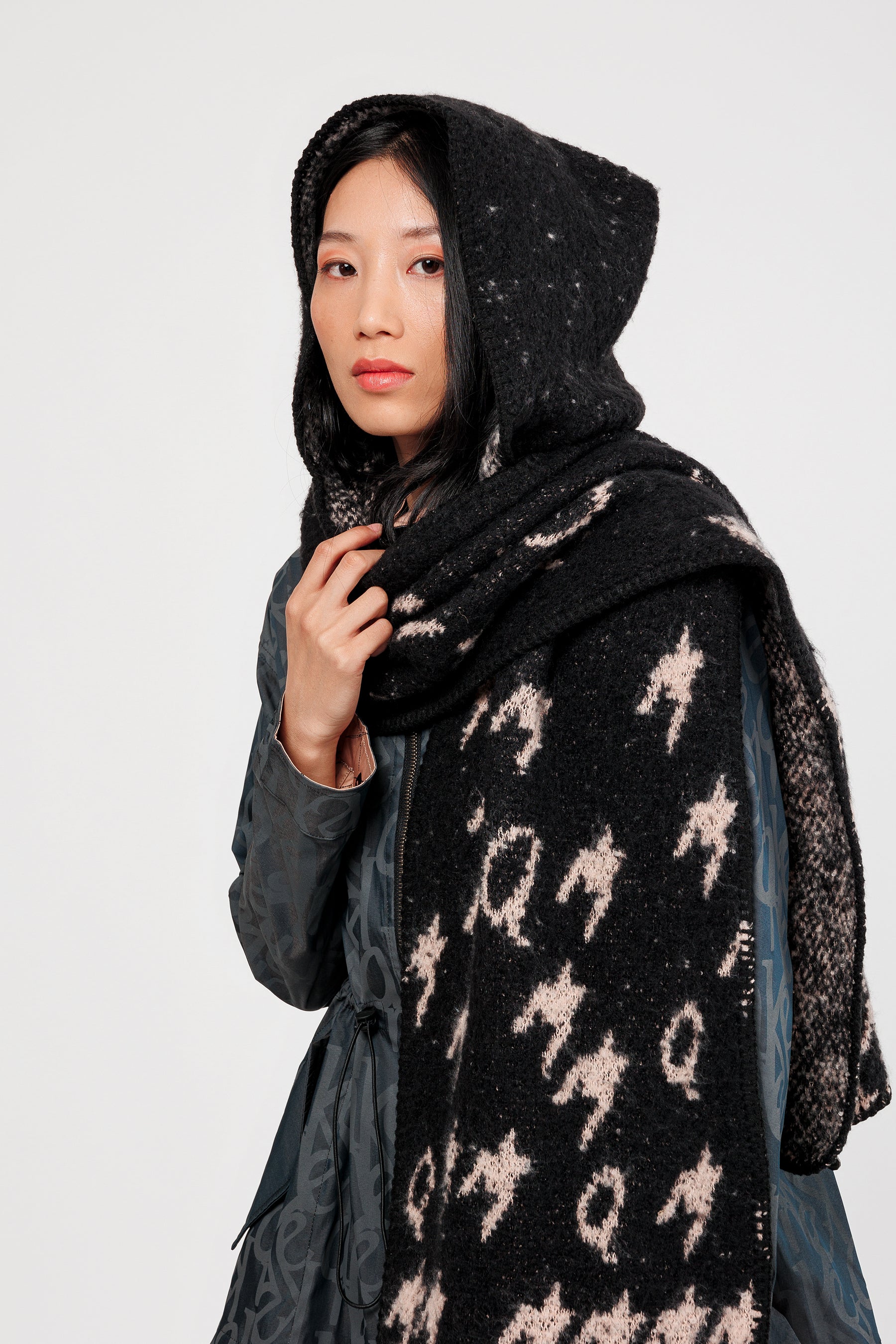 Bufanda con capucha negra y beige