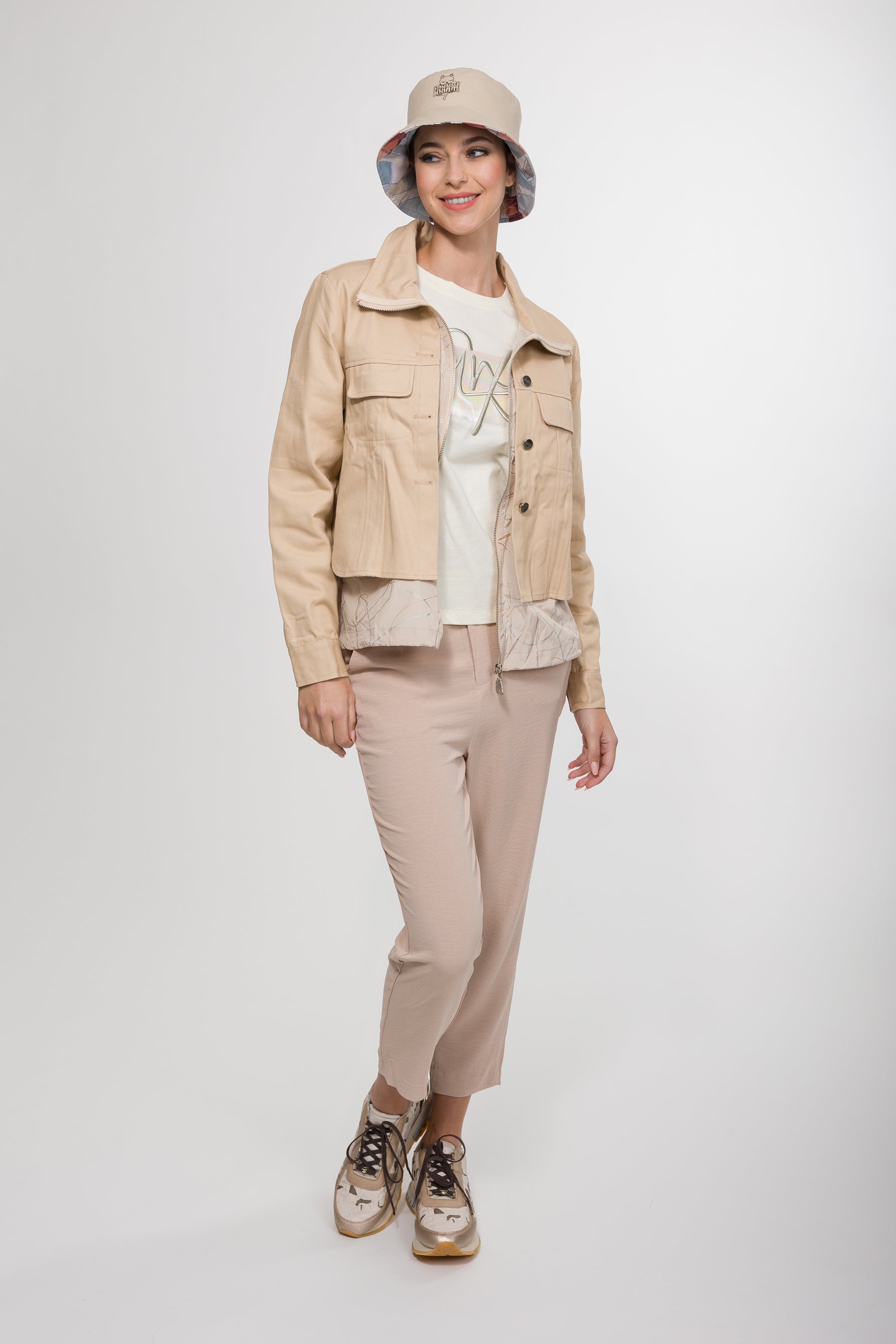 Deportivos beige y dorados