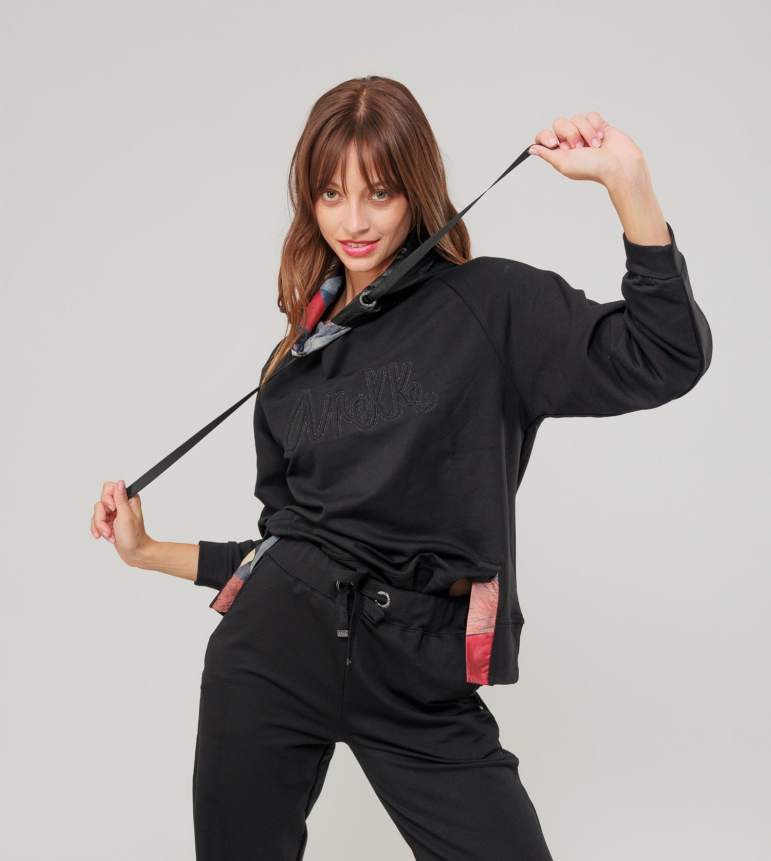 Sudadera negra con capucha