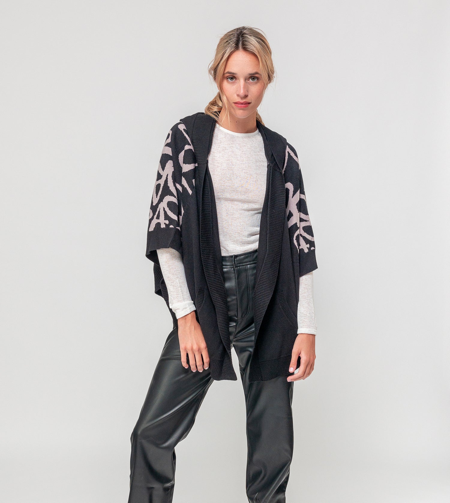 Chaqueta estilo poncho negra