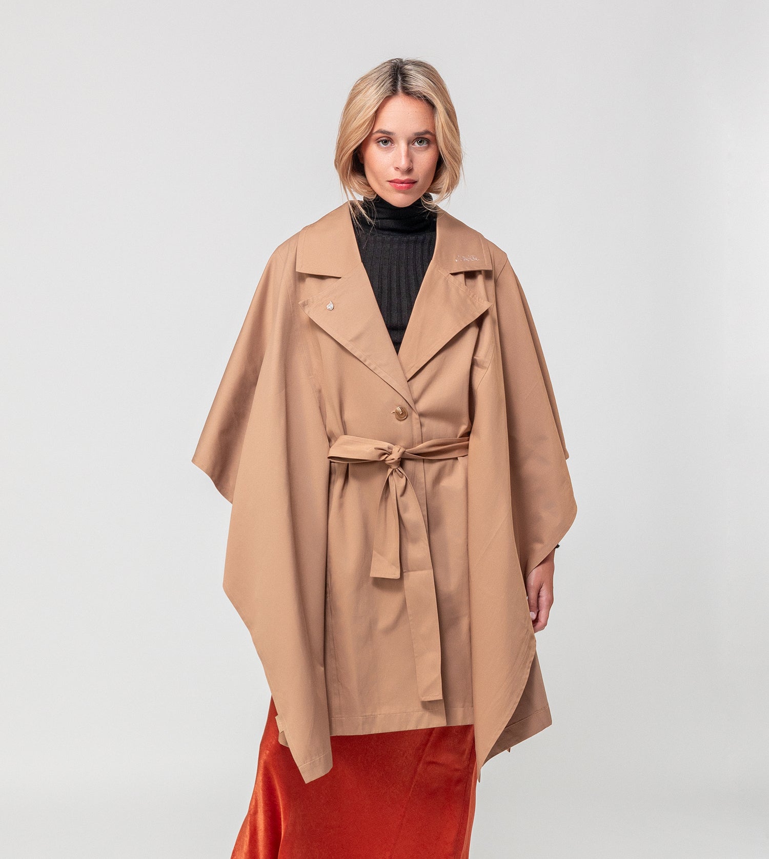 Gabardina estilo capa beige