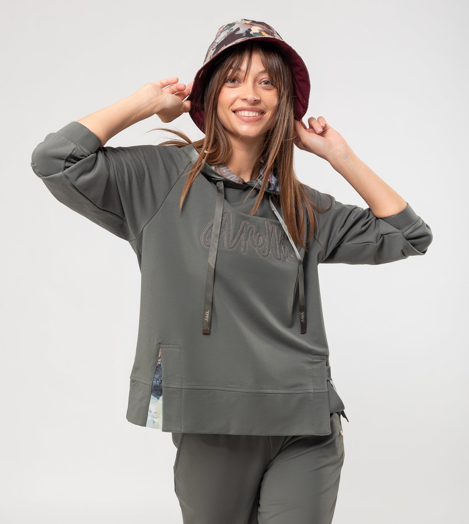 Sudadera verde con capucha