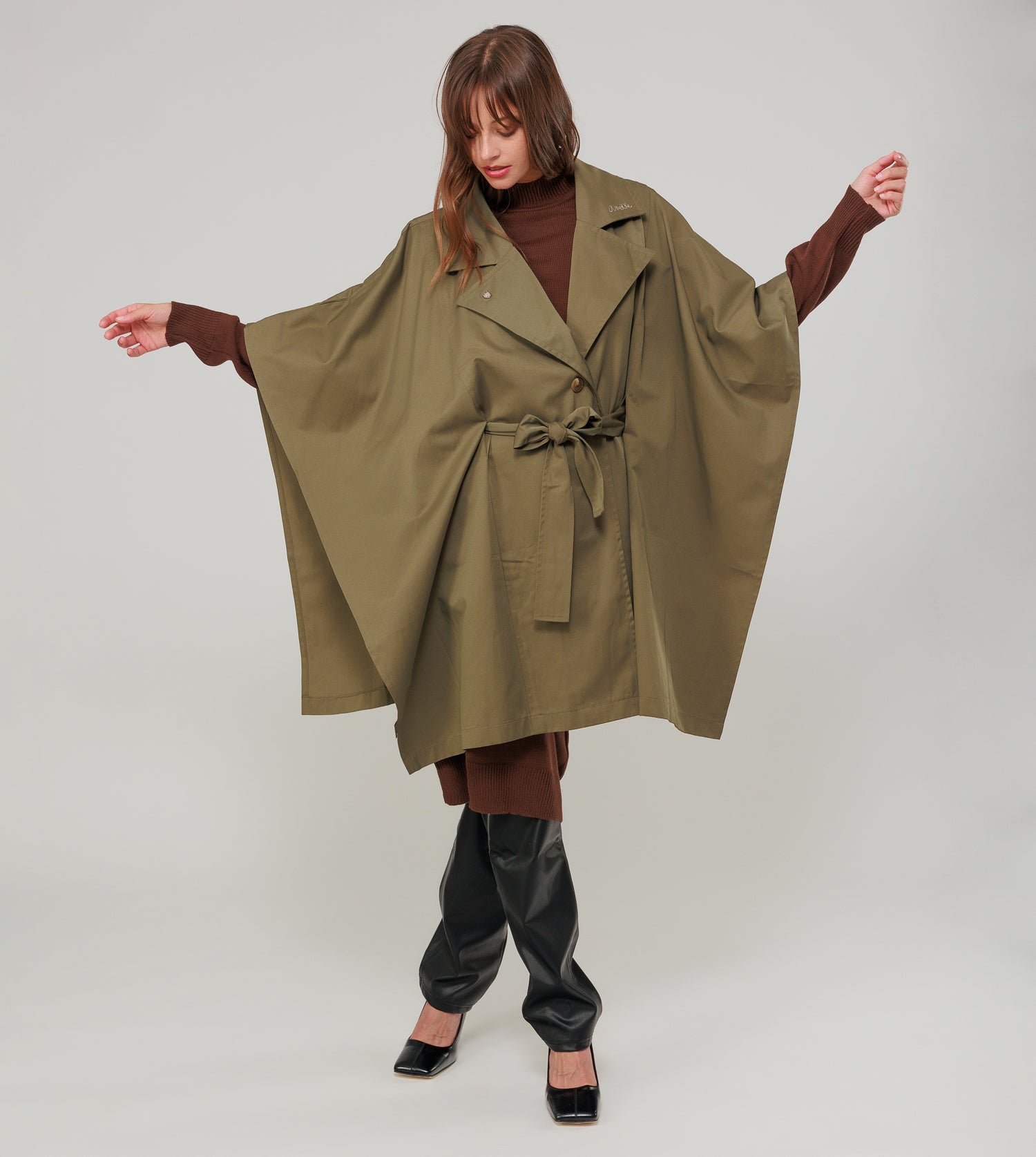 Gabardina estilo capa verde