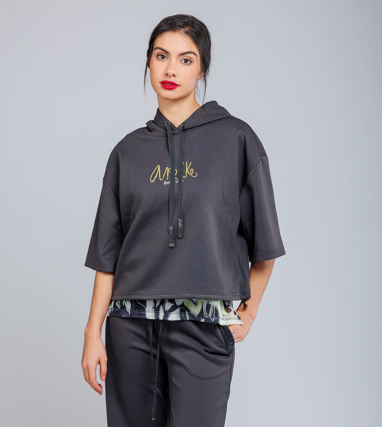 Sudadera con capucha gris