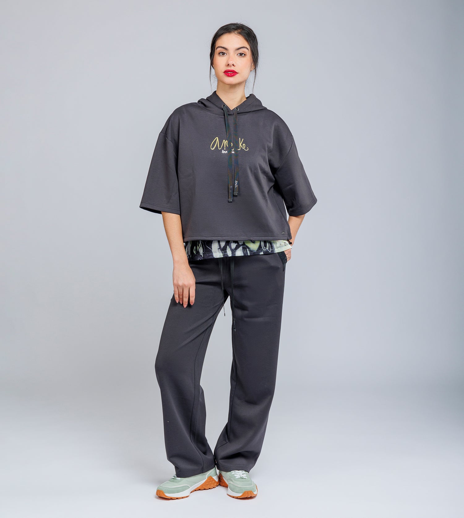 Sudadera con capucha gris