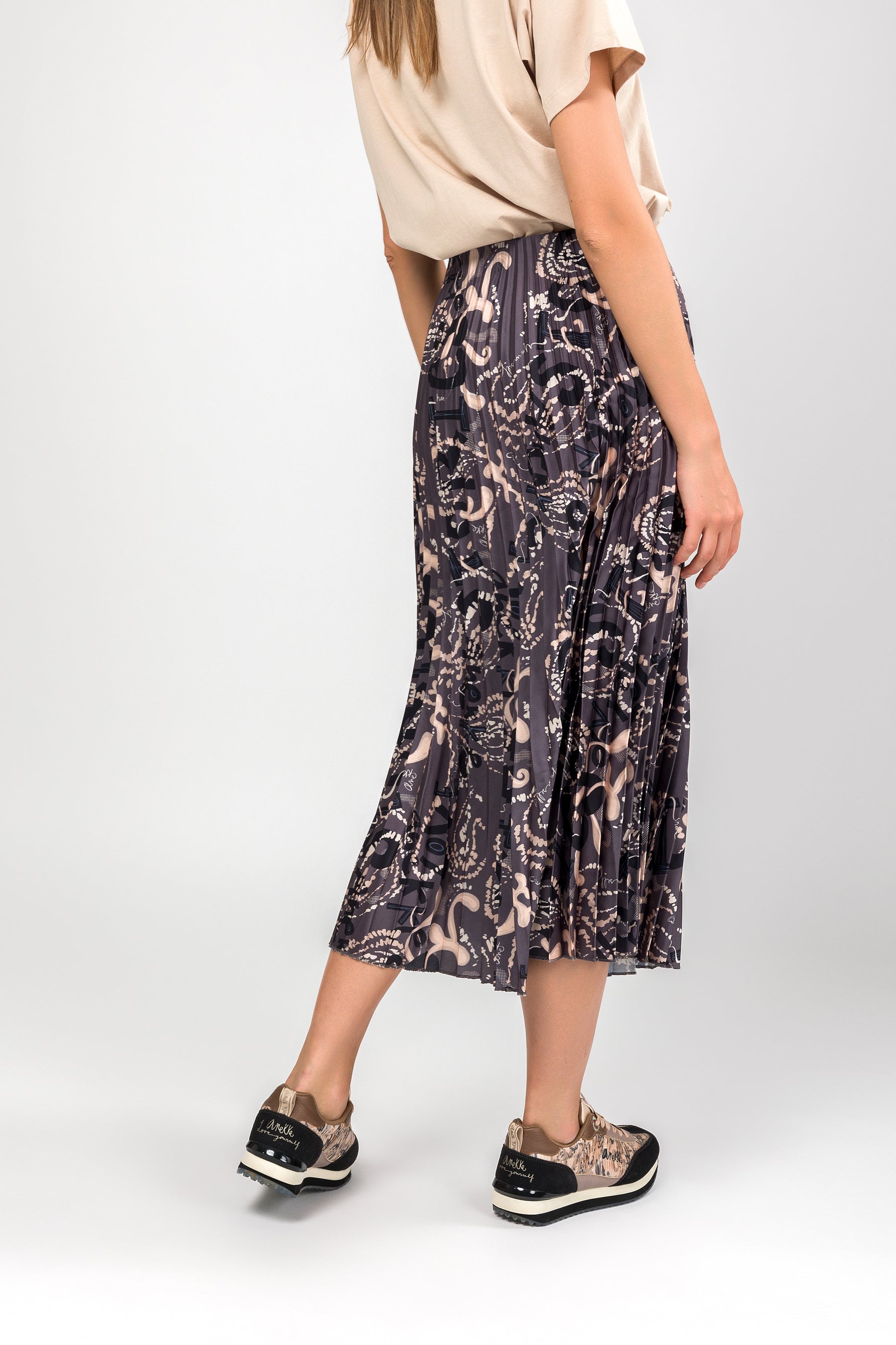 Falda plisada gris y print