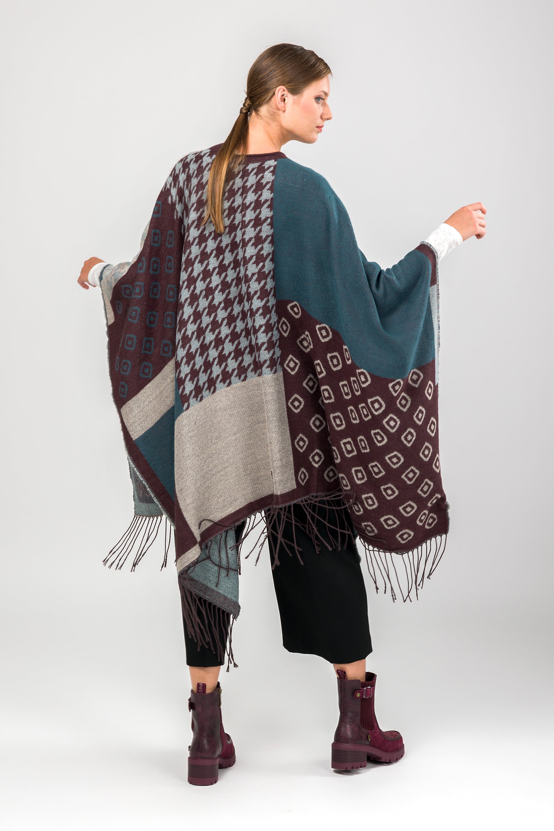 Poncho con flecos azul petróleo y beige