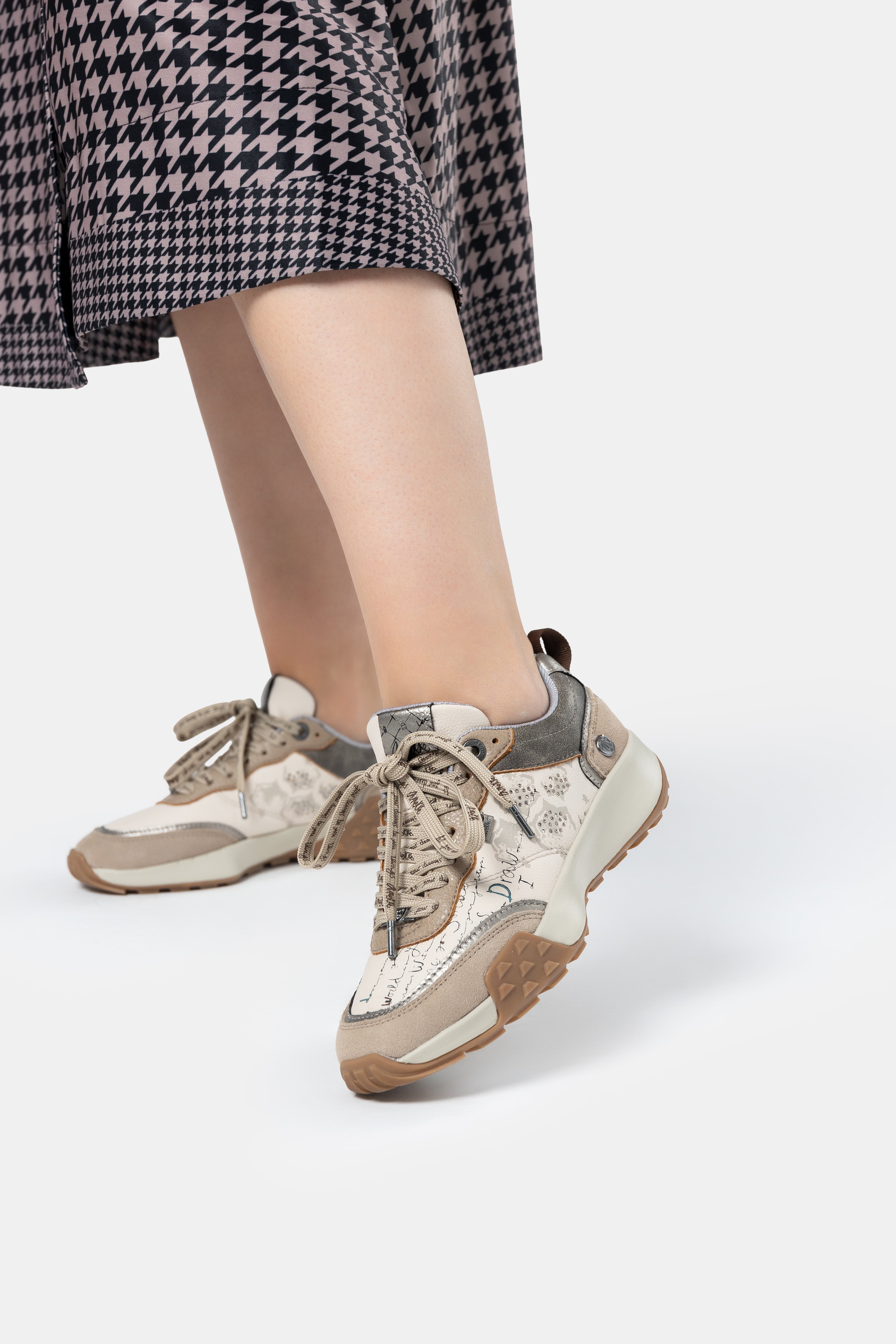 Deportivos beige estampados