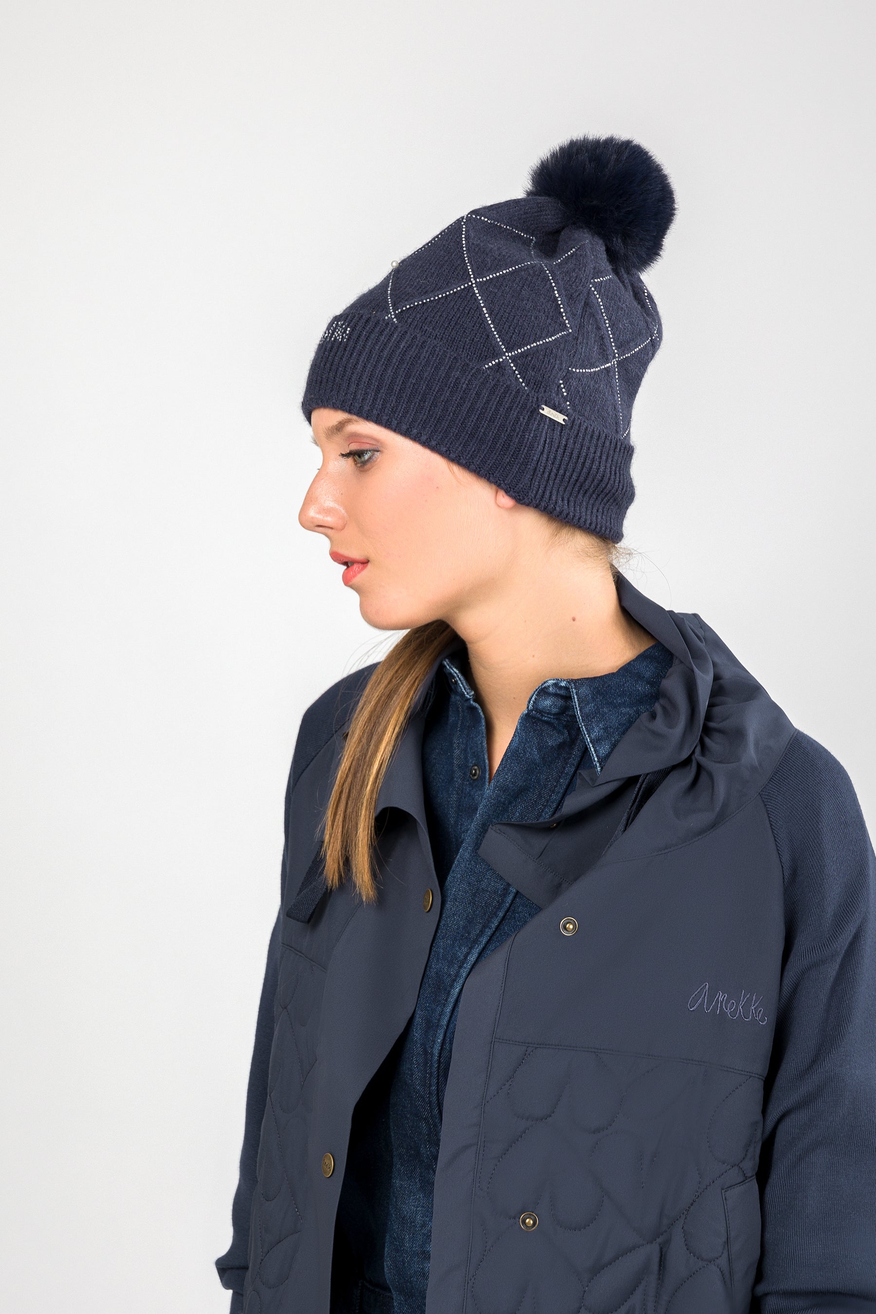 Gorro de punto azul con detalles