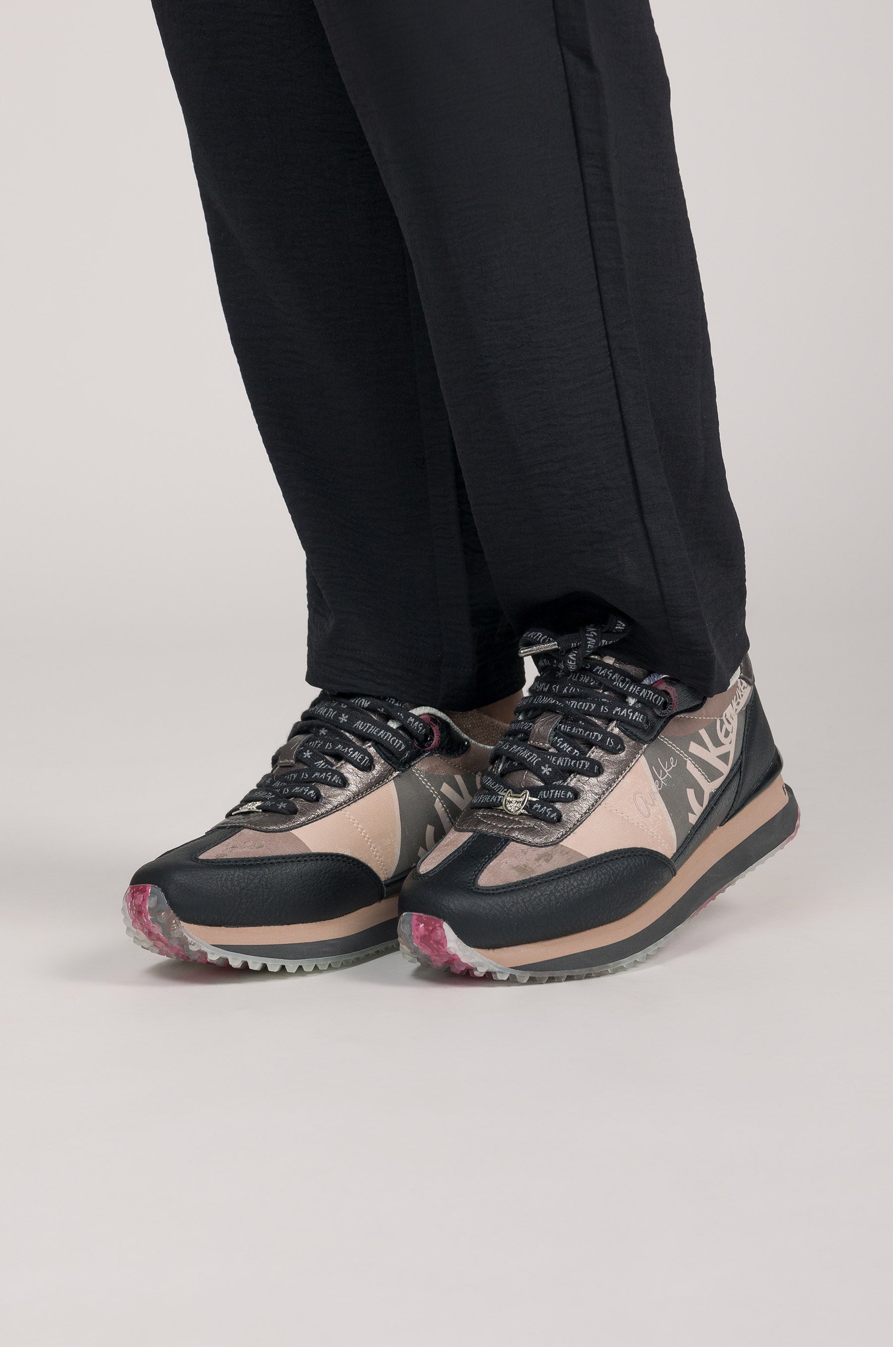 Deportivos negros y rosas