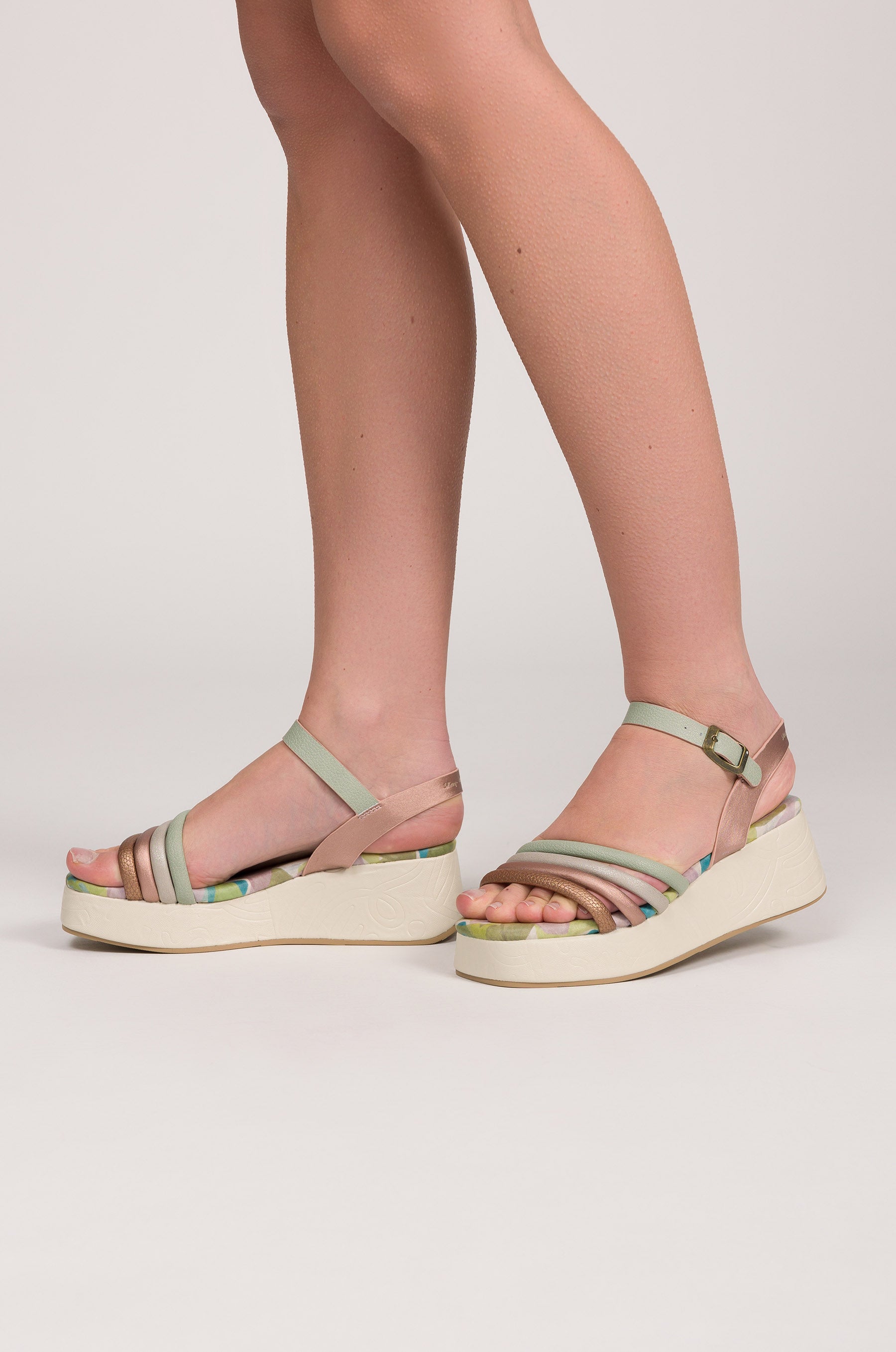 Sandalias con plataforma y tiras Bloom