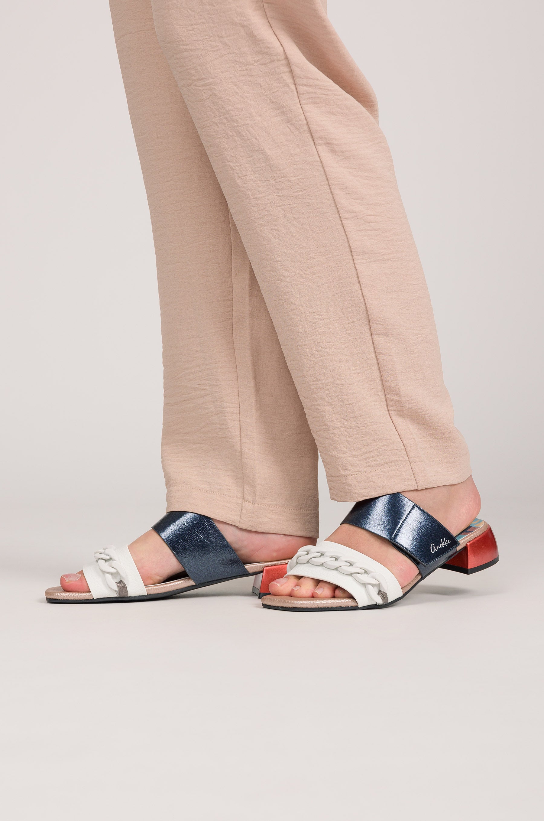 Sandalias con tacón y eslabones Eikon