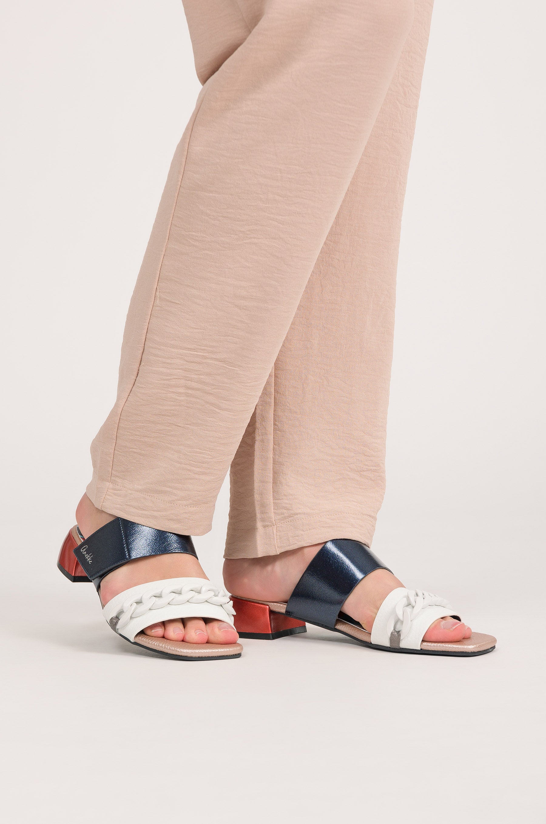 Sandalias con tacón y eslabones Eikon