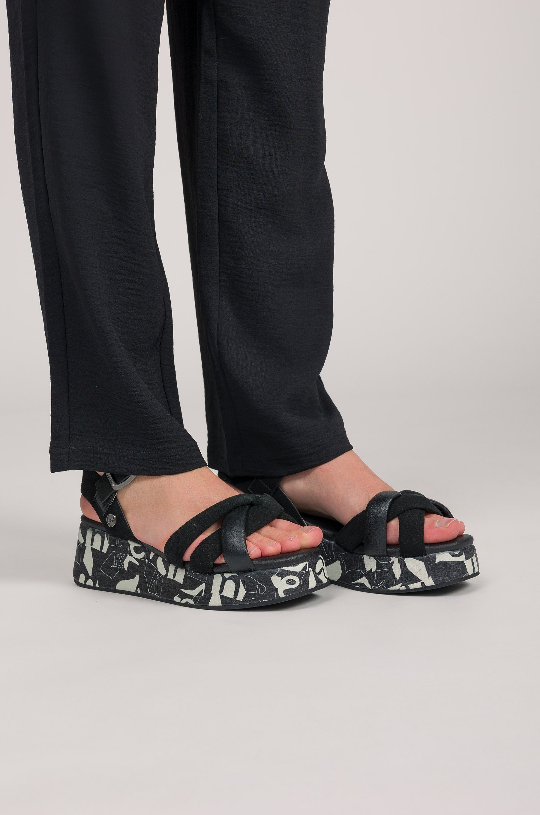 Sandalias plataforma negras y blancas