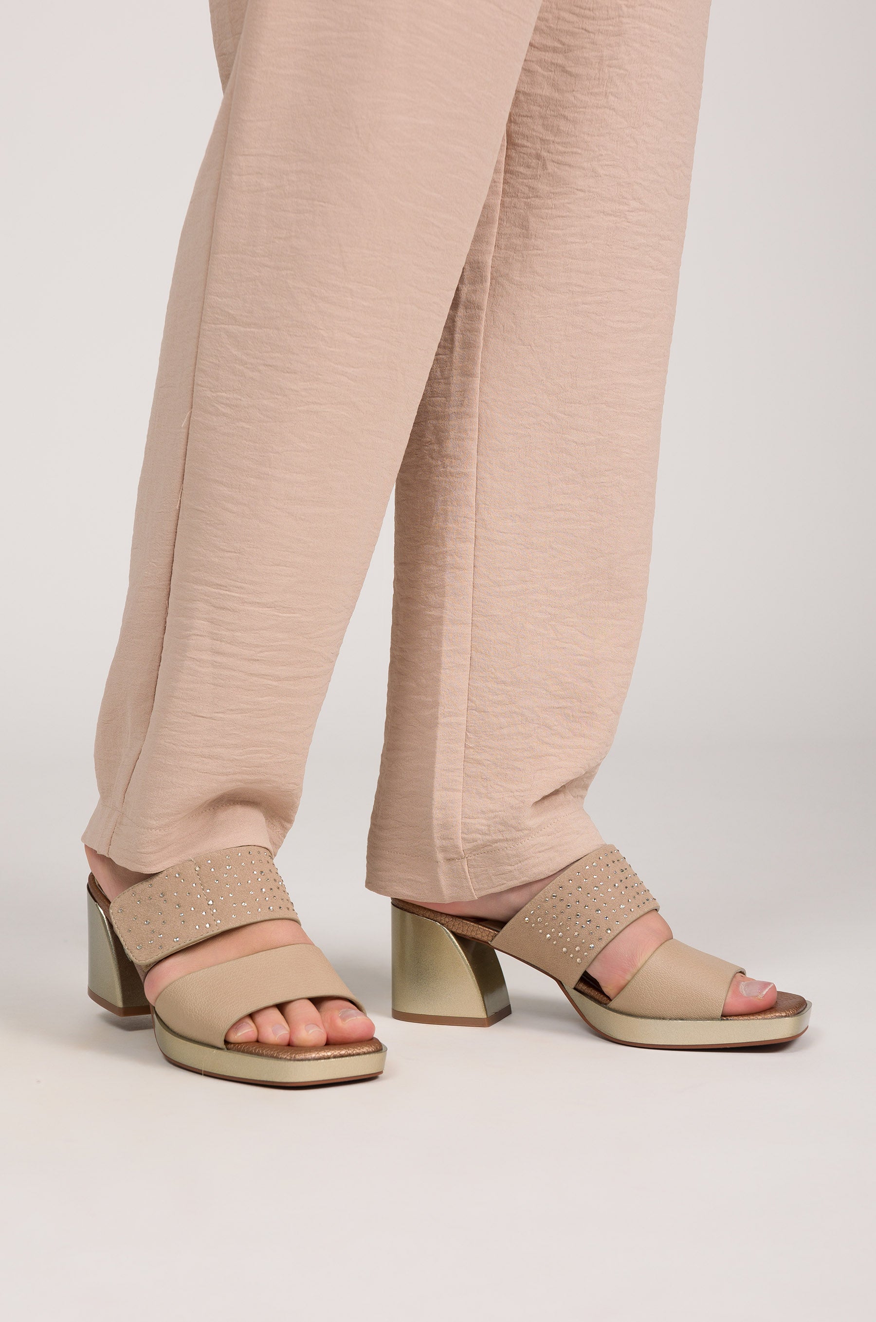 Sandalias con tacón beige con strass