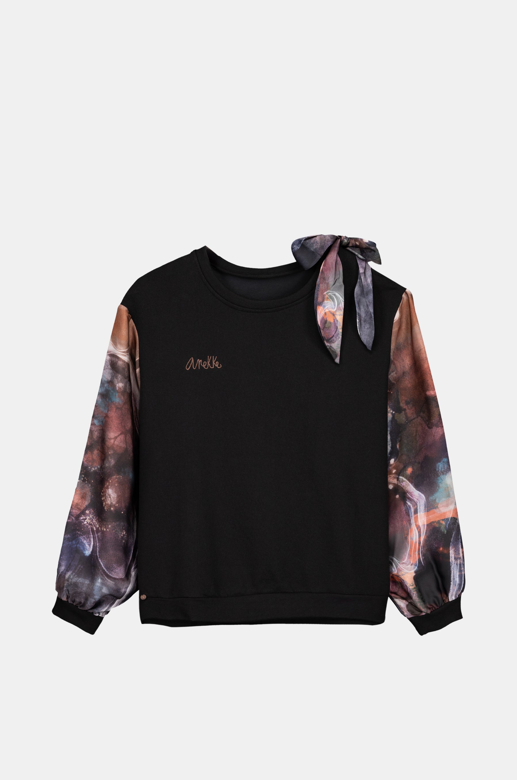 Sudadera negra mangas estampadas