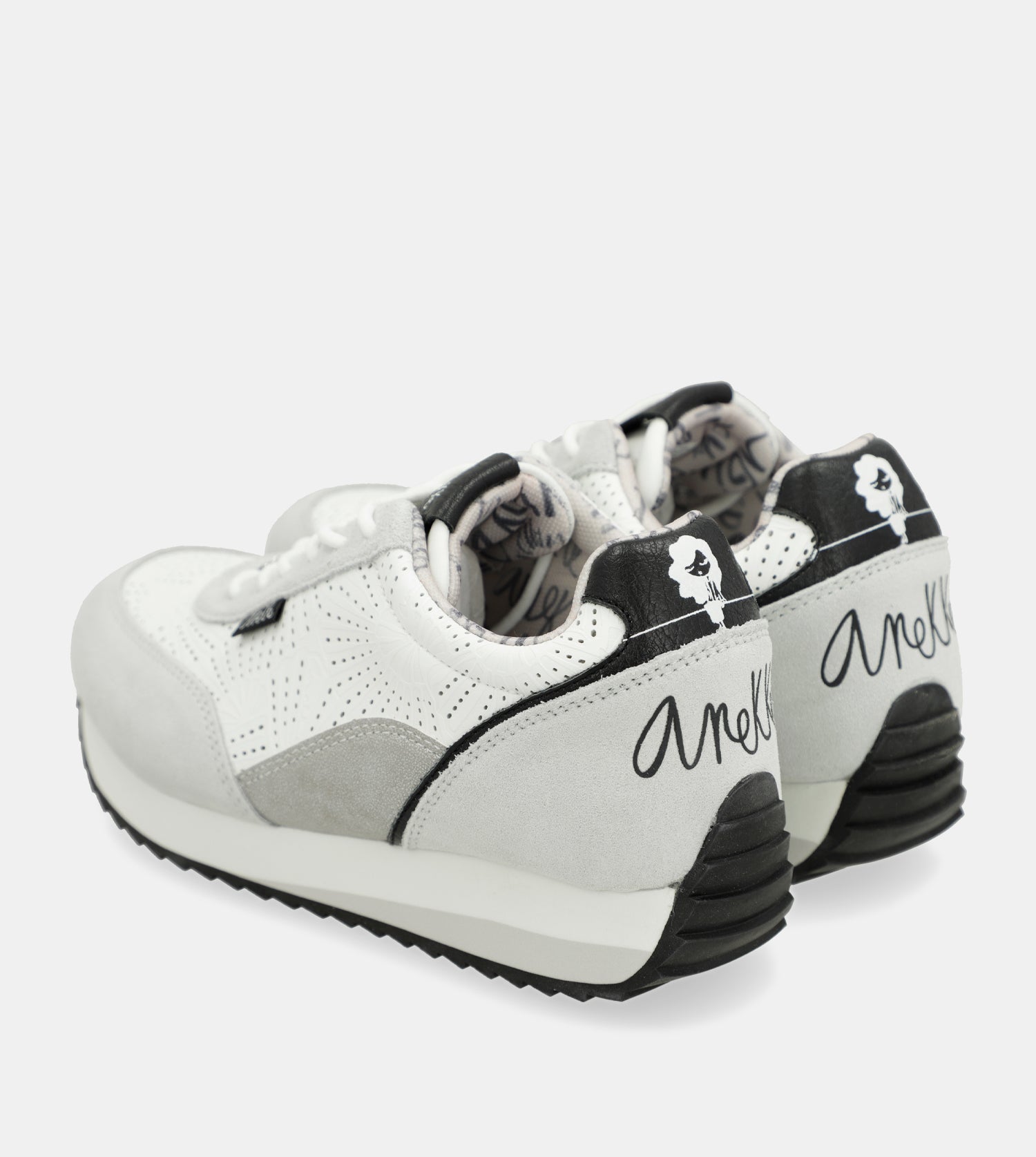 Deportivos blancos Lunares