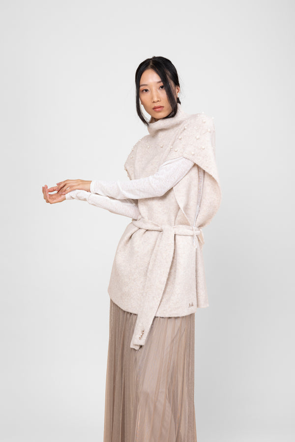 Poncho cuello alto con cinturón hueso