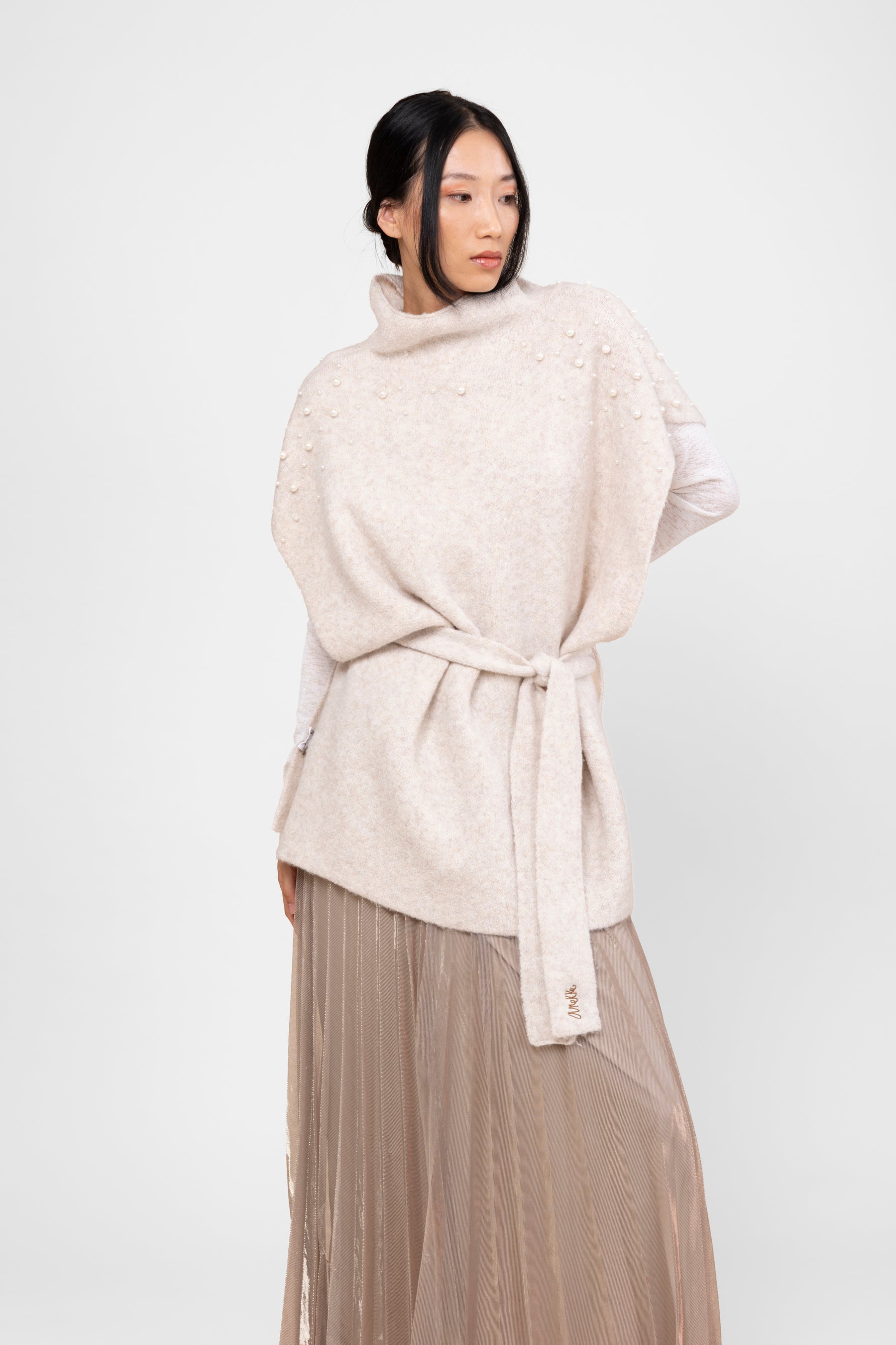 Poncho cuello alto con cinturón hueso