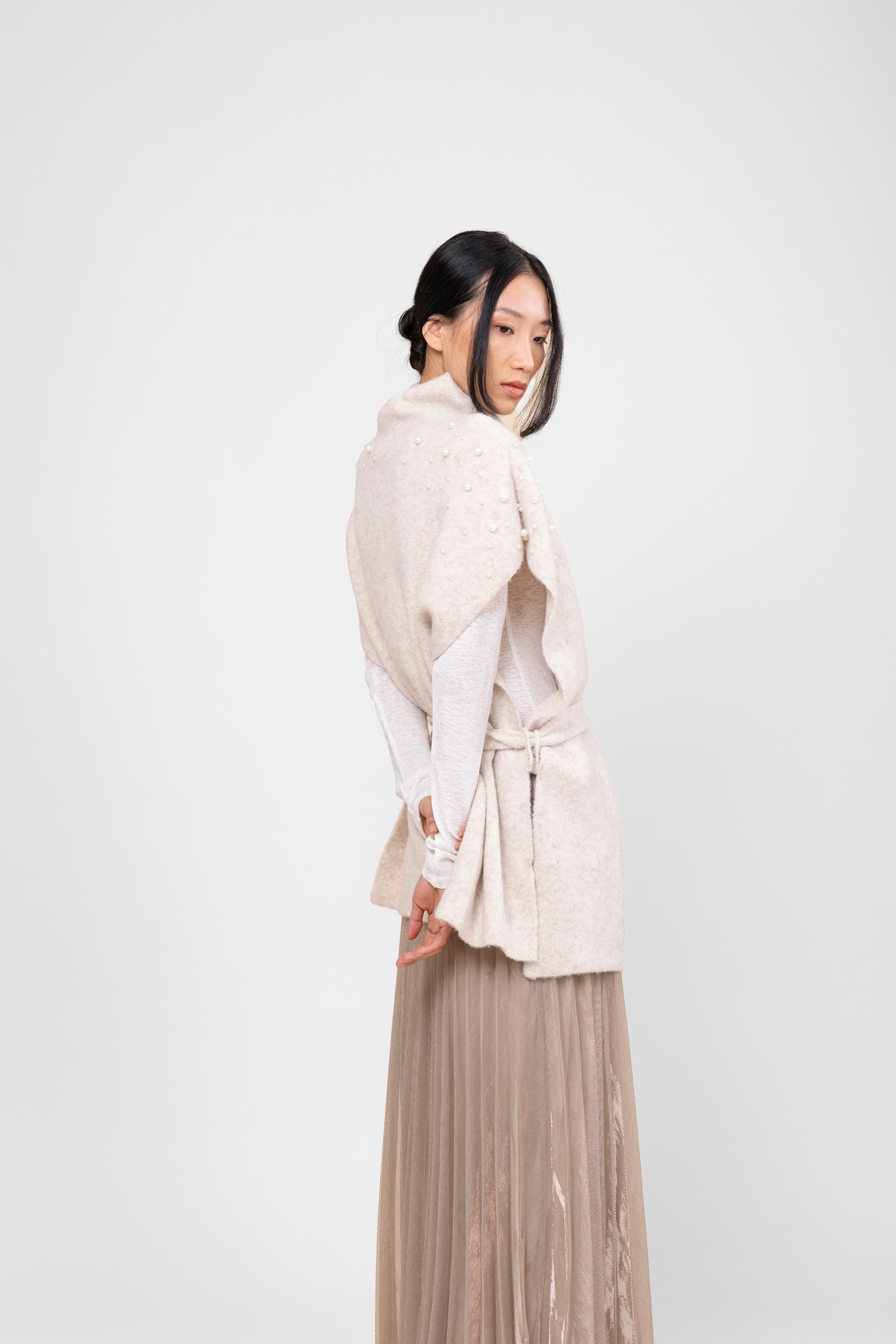 Poncho cuello alto con cinturón hueso