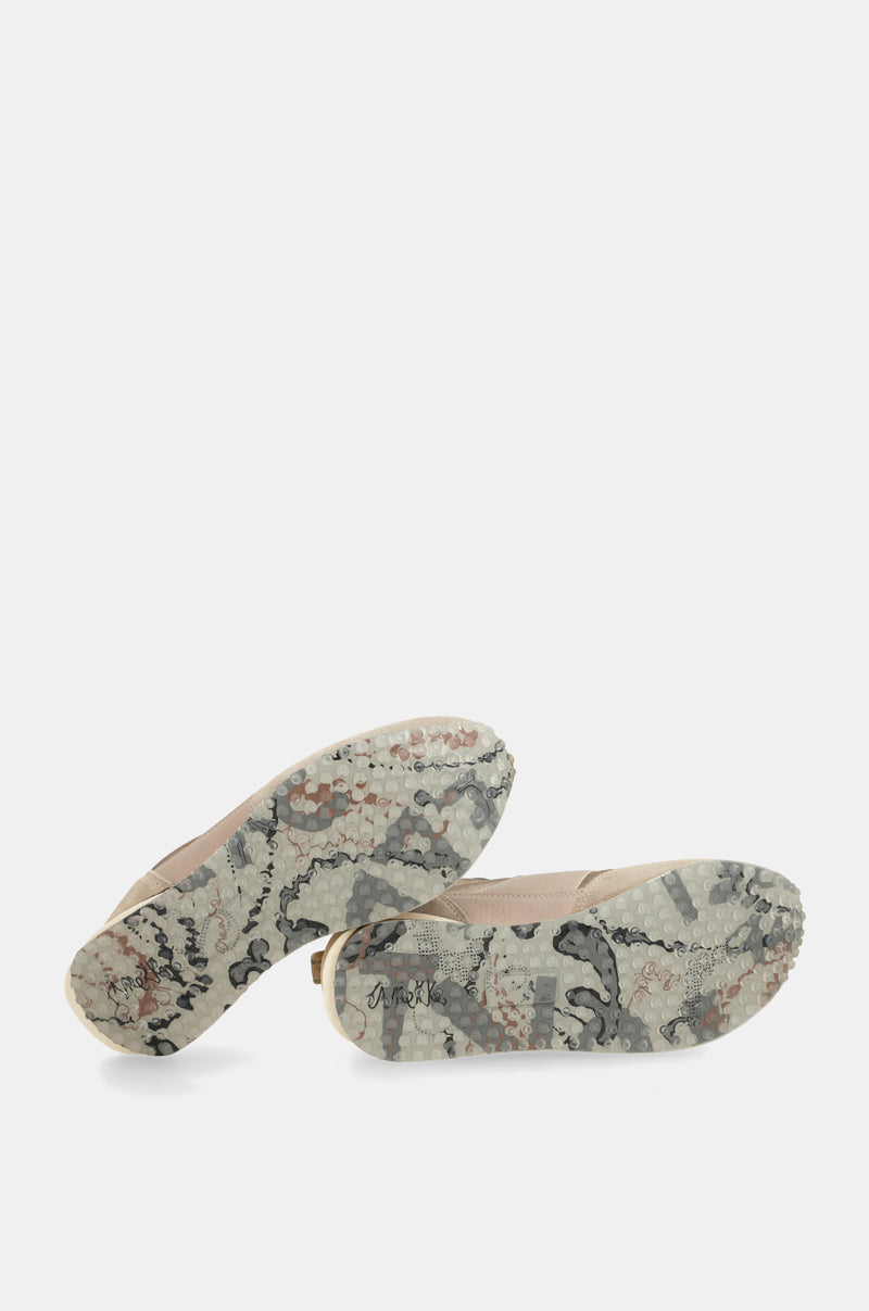 Deportivos beige suela multicolor