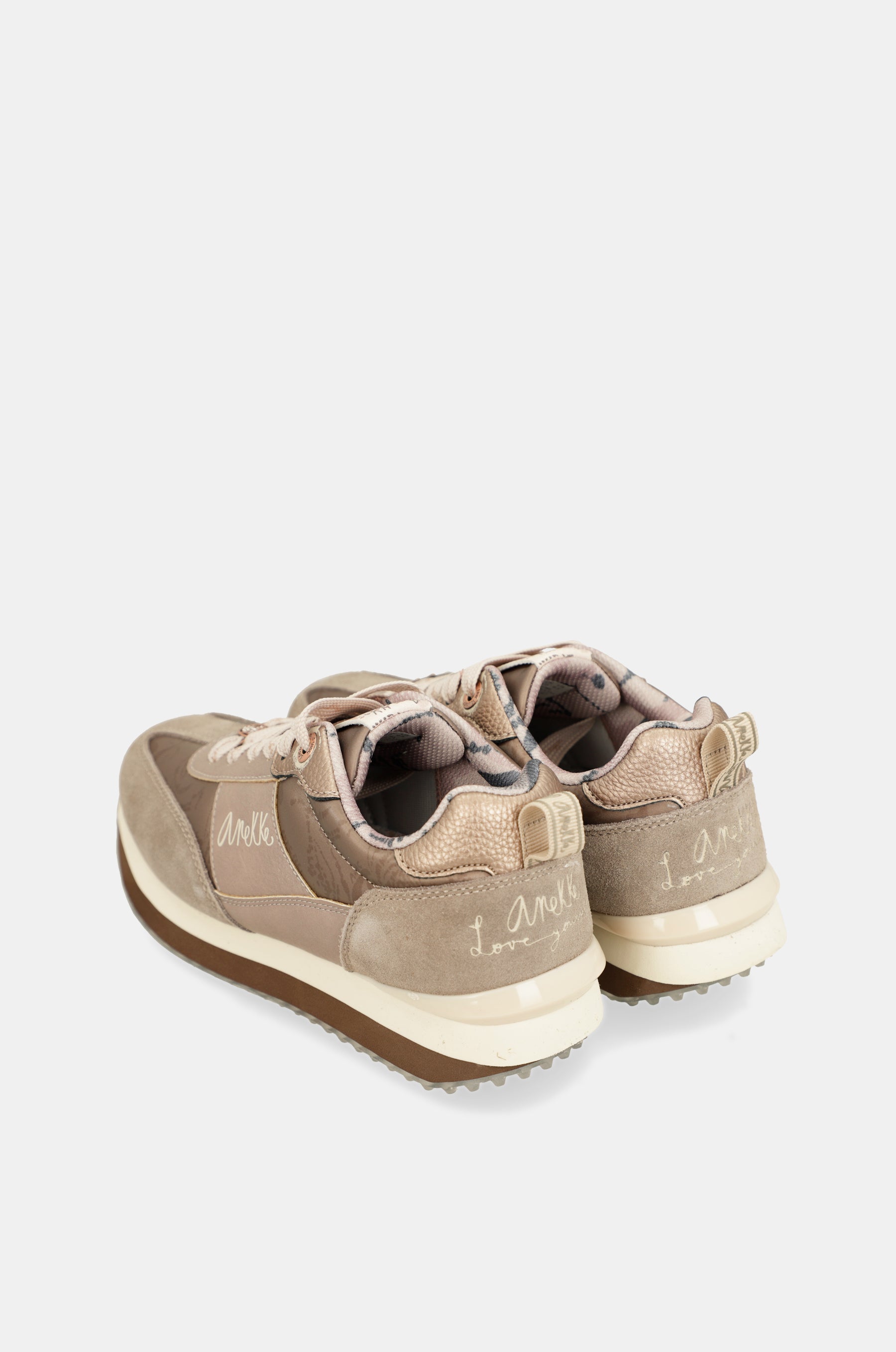 Deportivos beige suela multicolor
