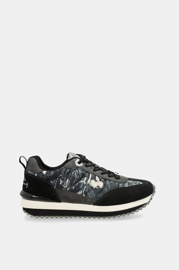 Deportivos negros suela multicolor