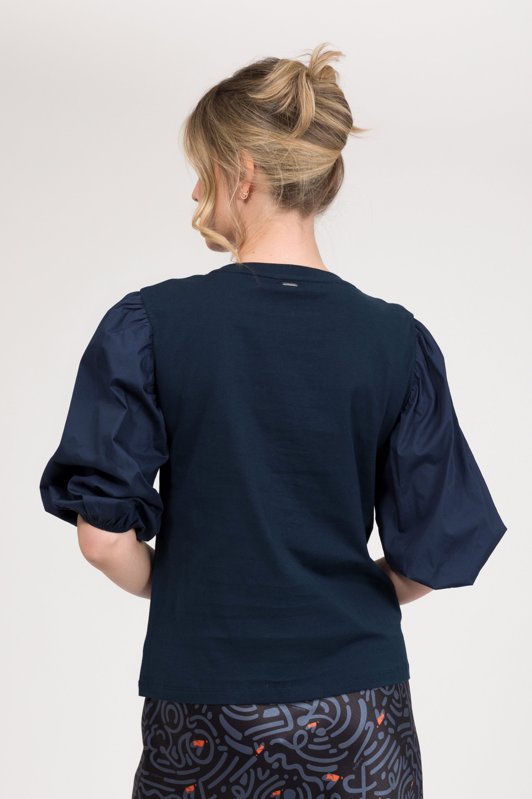 Camiseta con manga abullonada azul marino