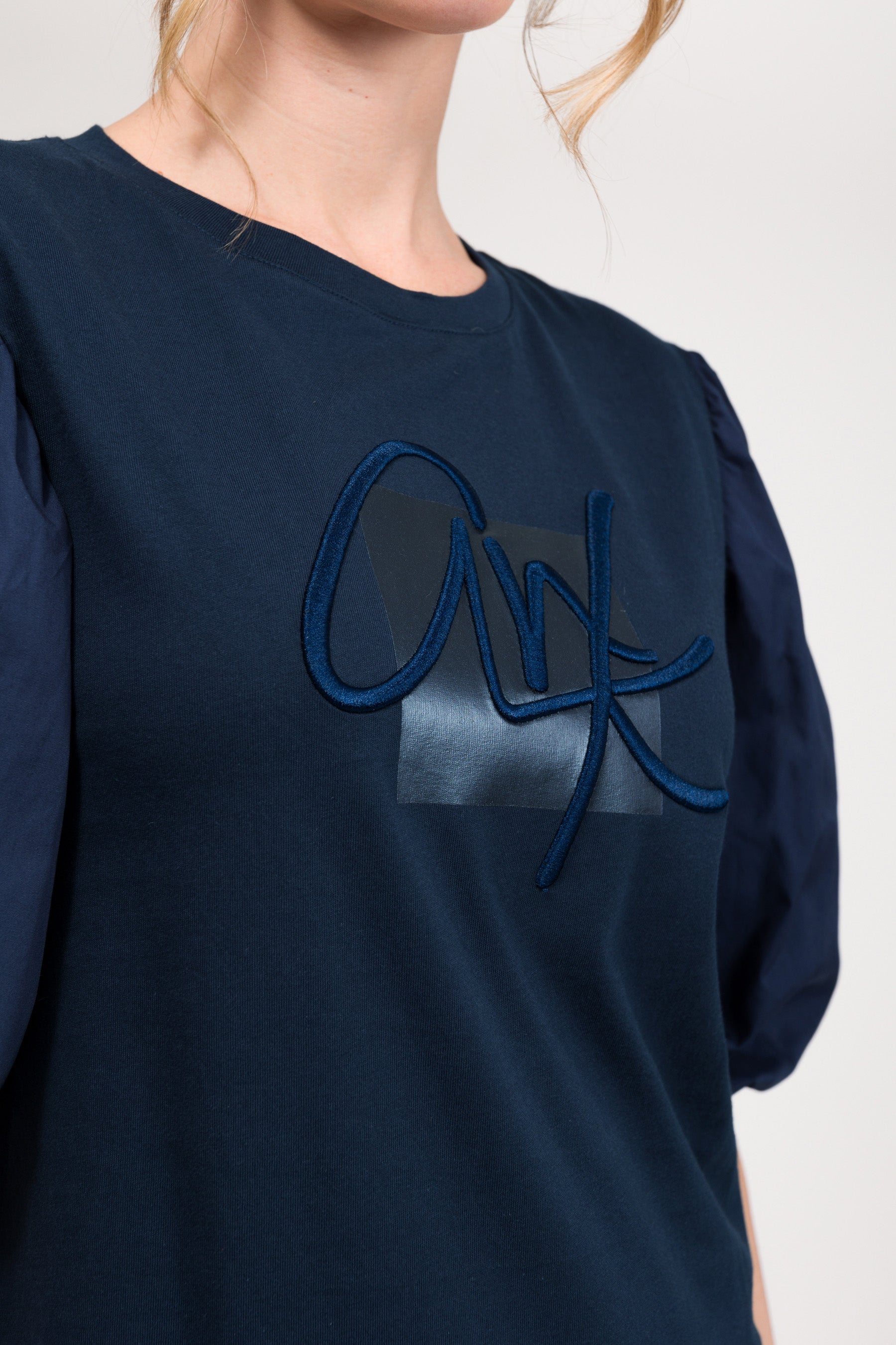 Camiseta con manga abullonada azul marino