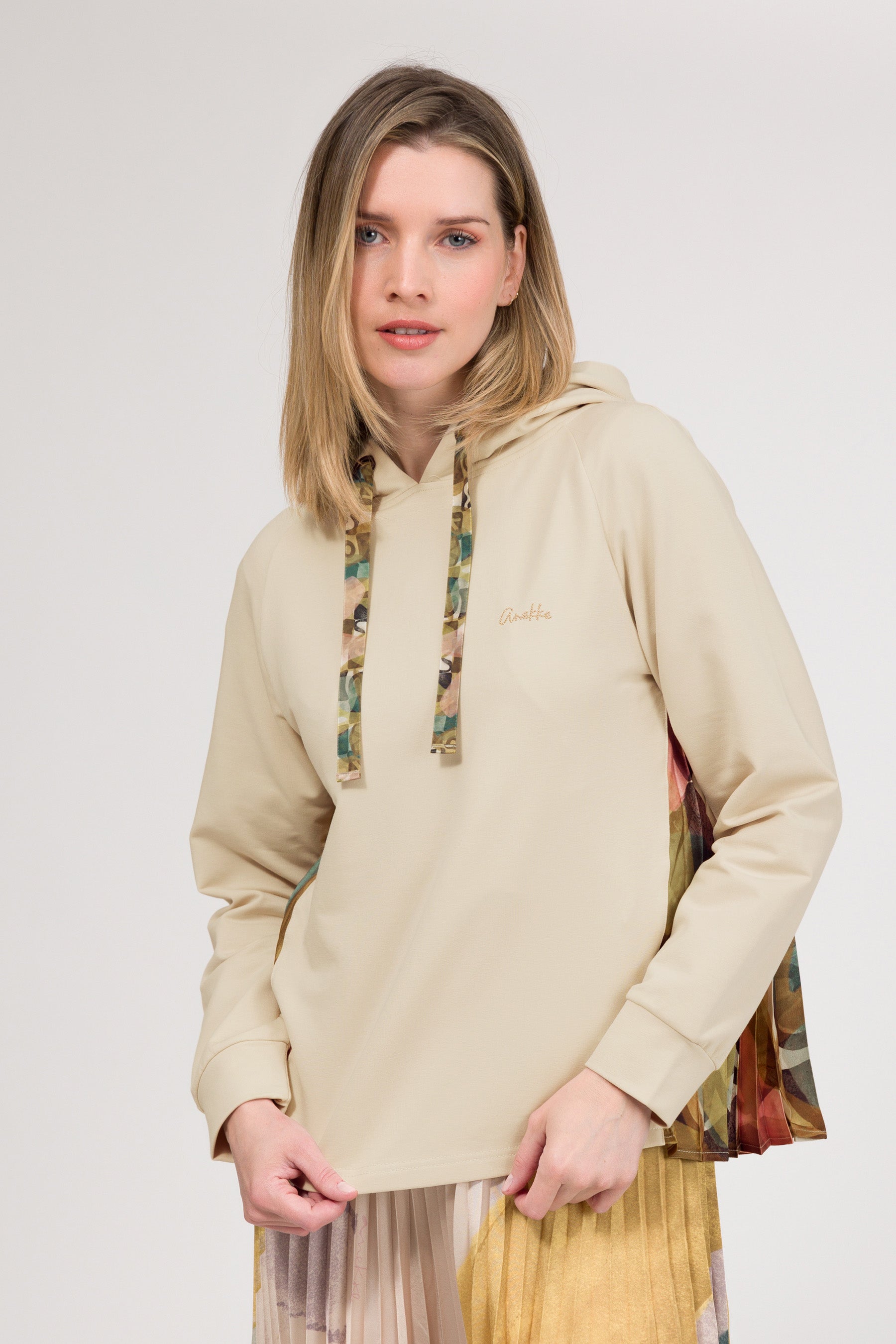 Sudadera con capucha plisada