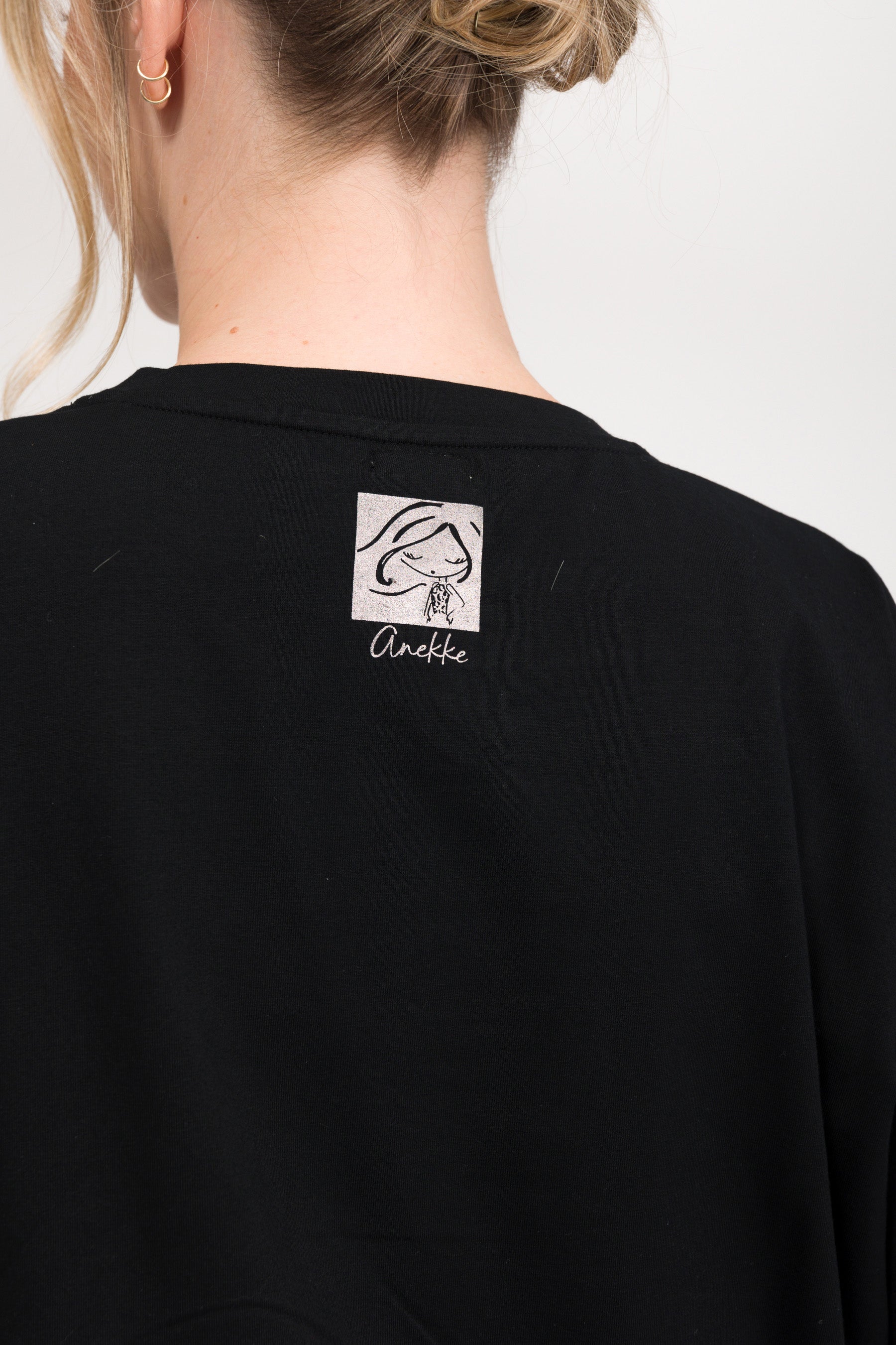 Camiseta negra de manga corta