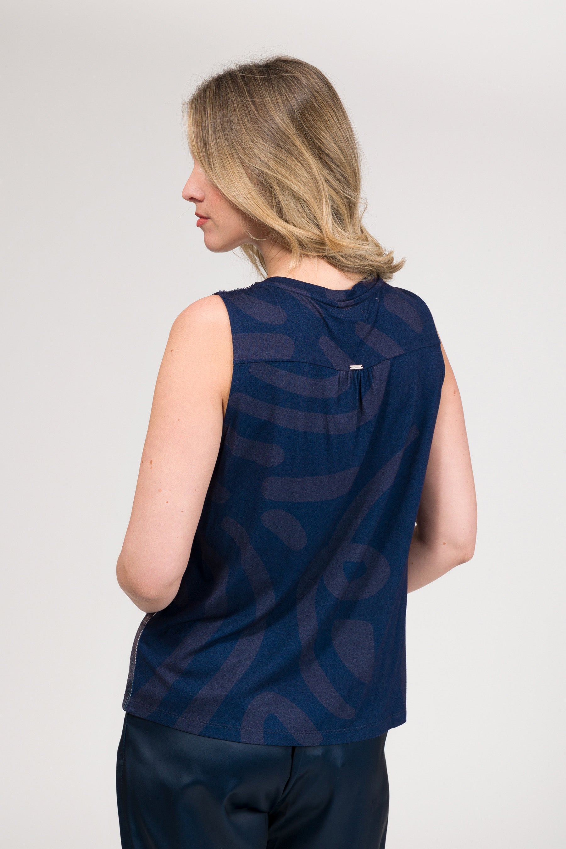 Camiseta azul con lentejuelas
