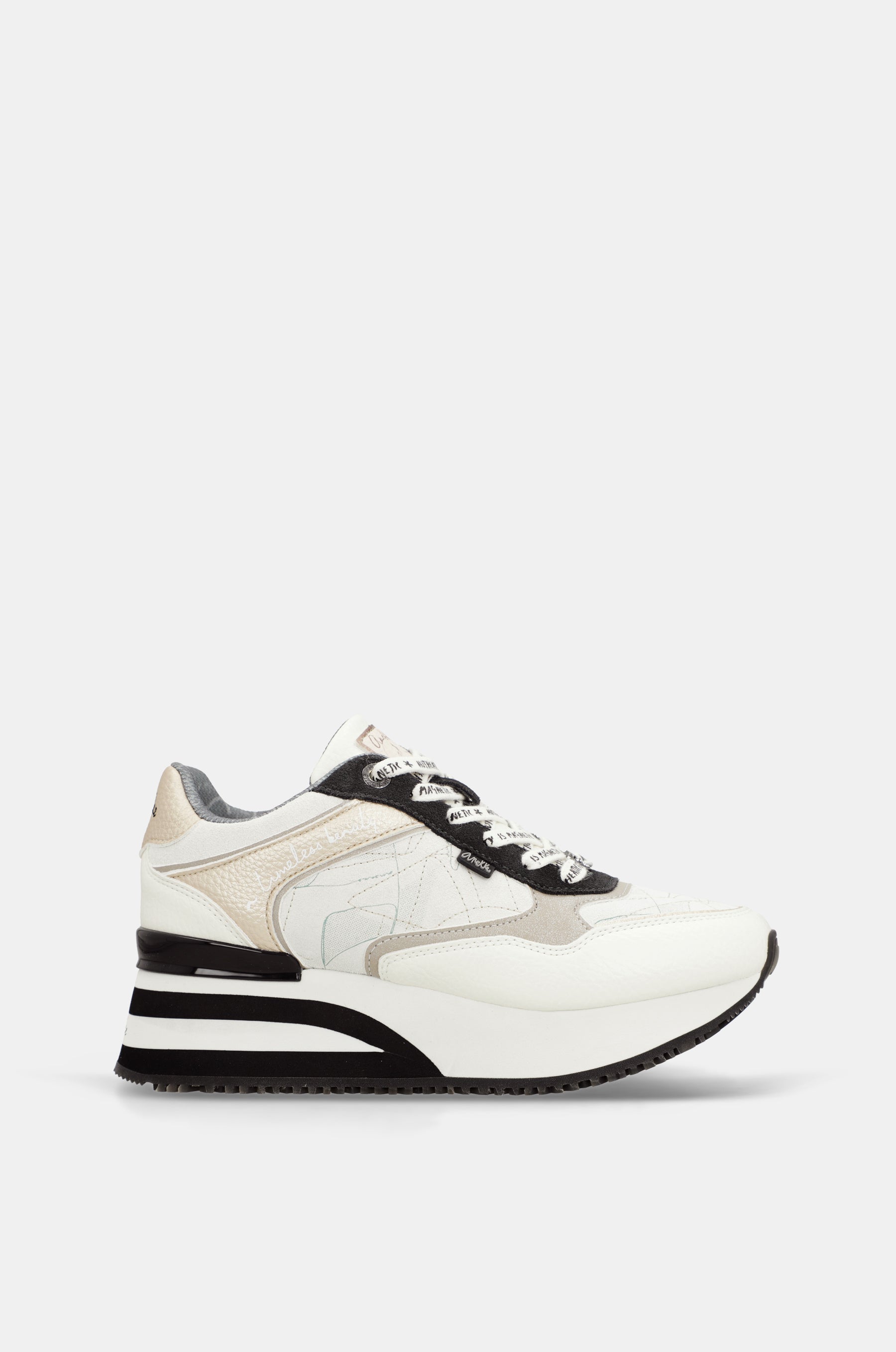 Deportivos blancos con detalles en negro