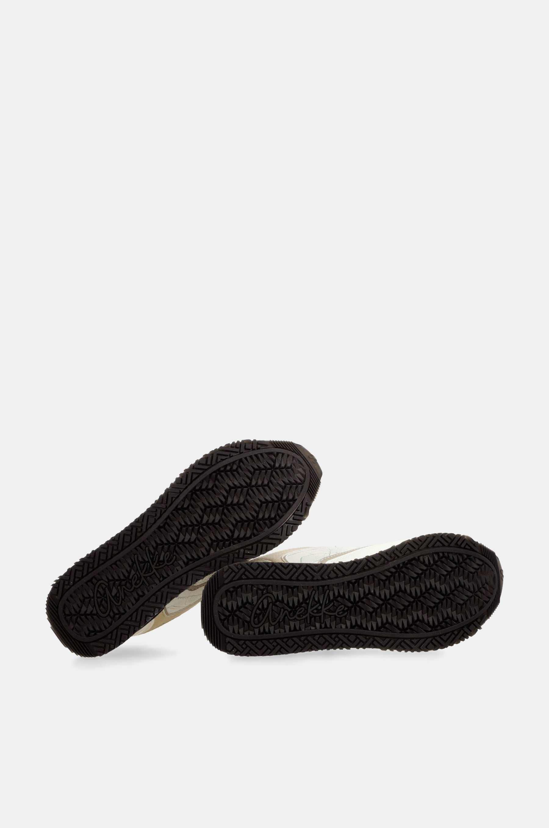 Deportivos blancos con detalles en negro