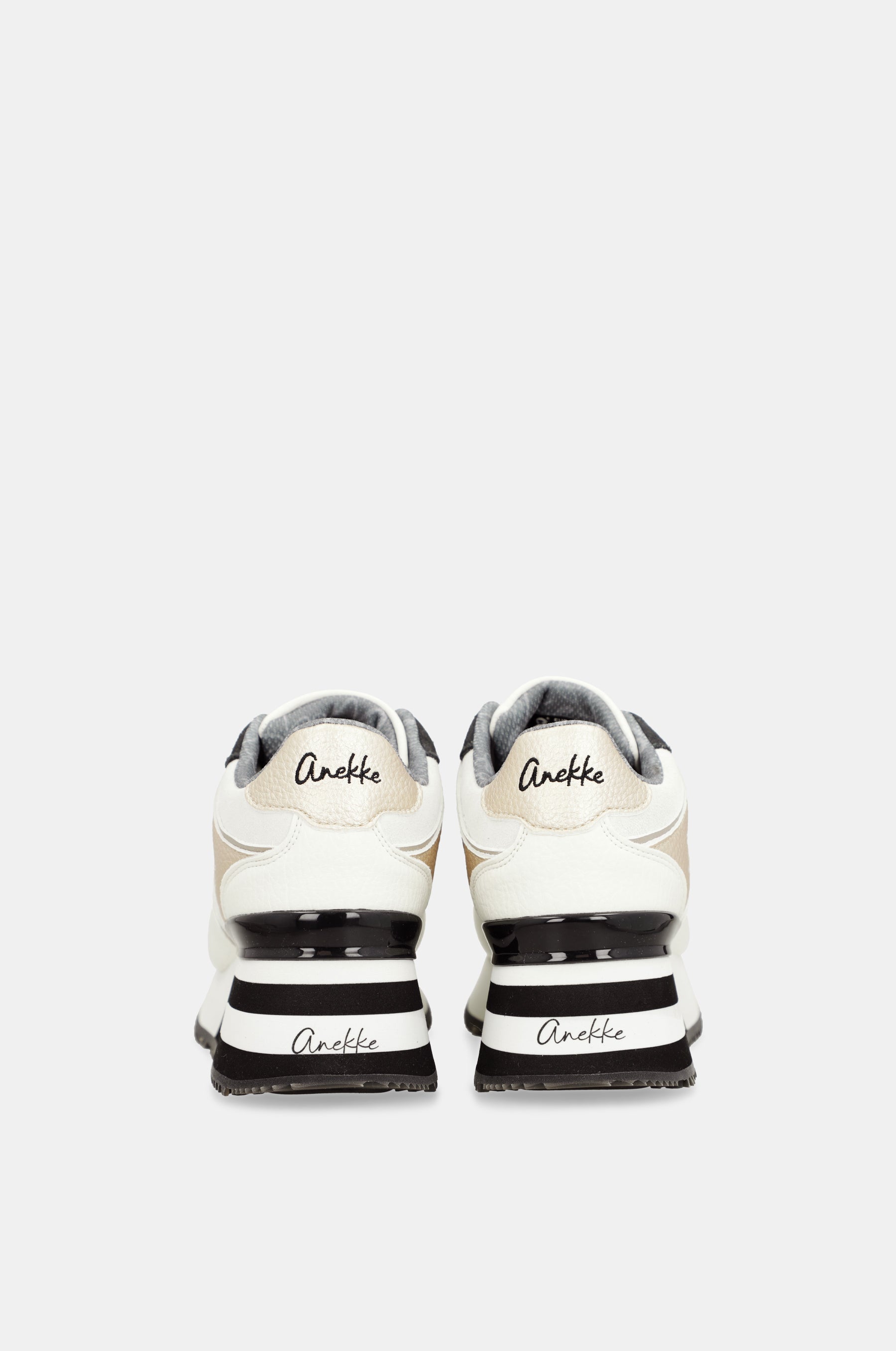 Deportivos blancos con detalles en negro