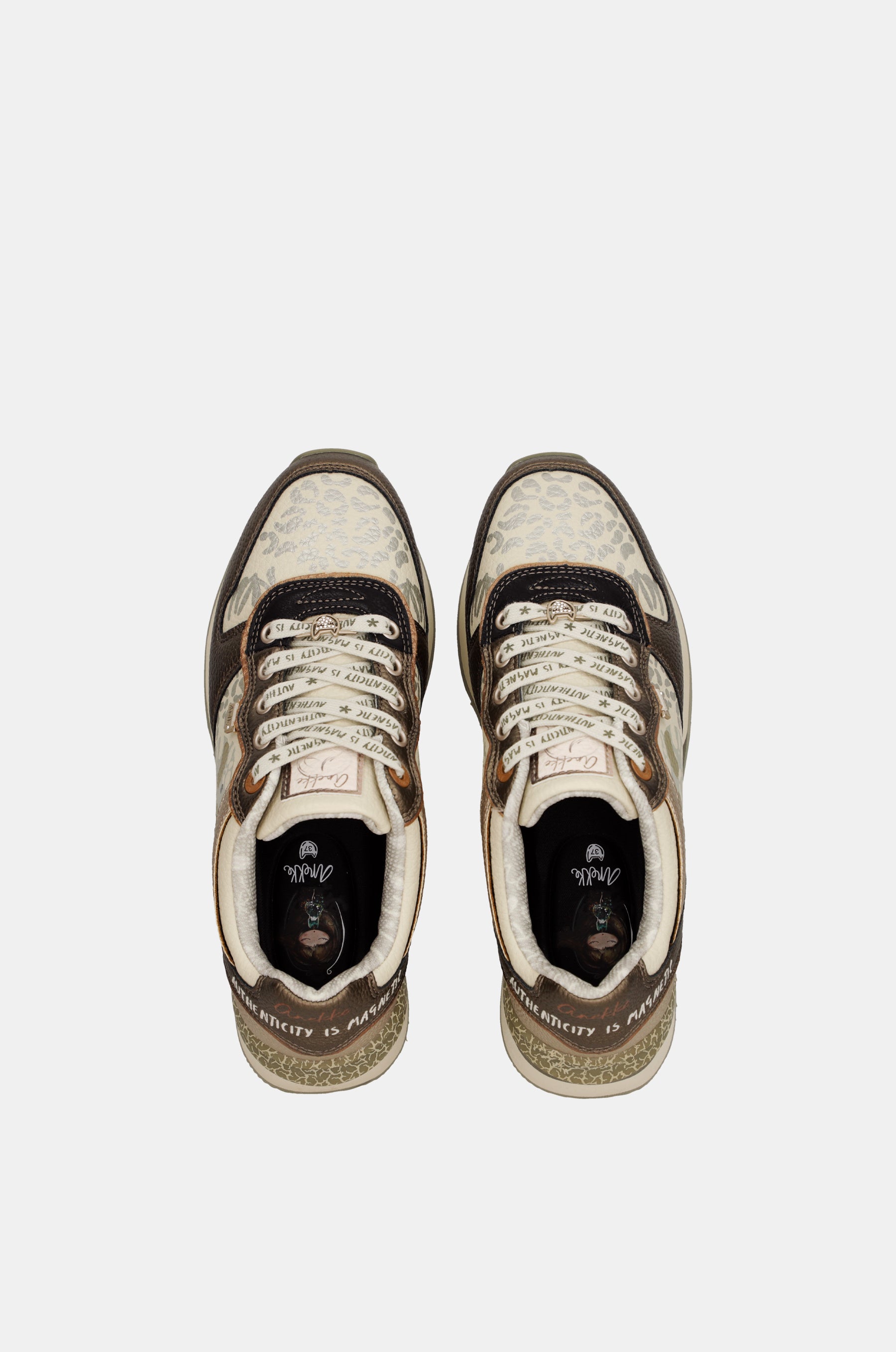 Deportivos beige y cobre