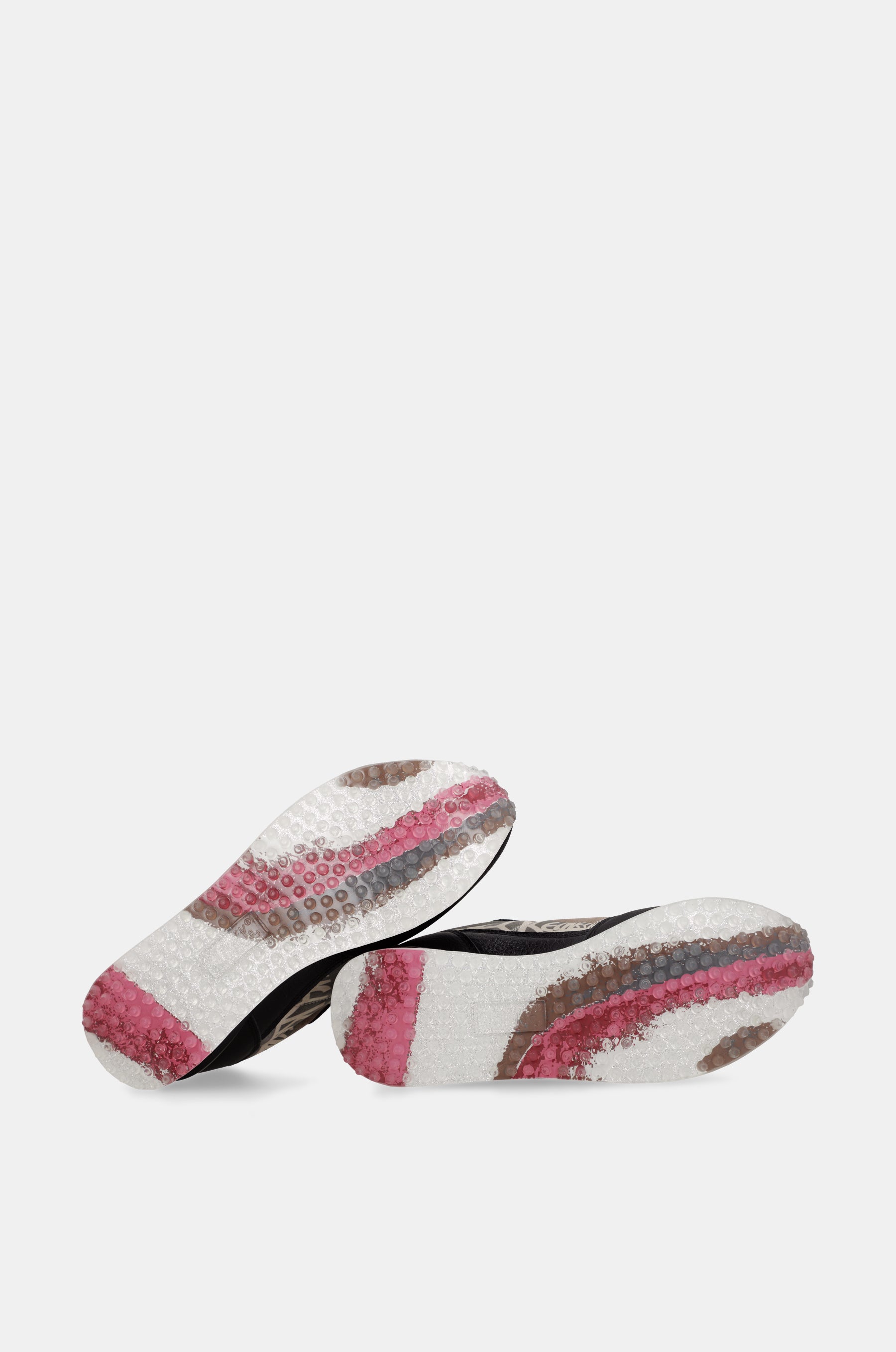 Deportivos negros y rosas