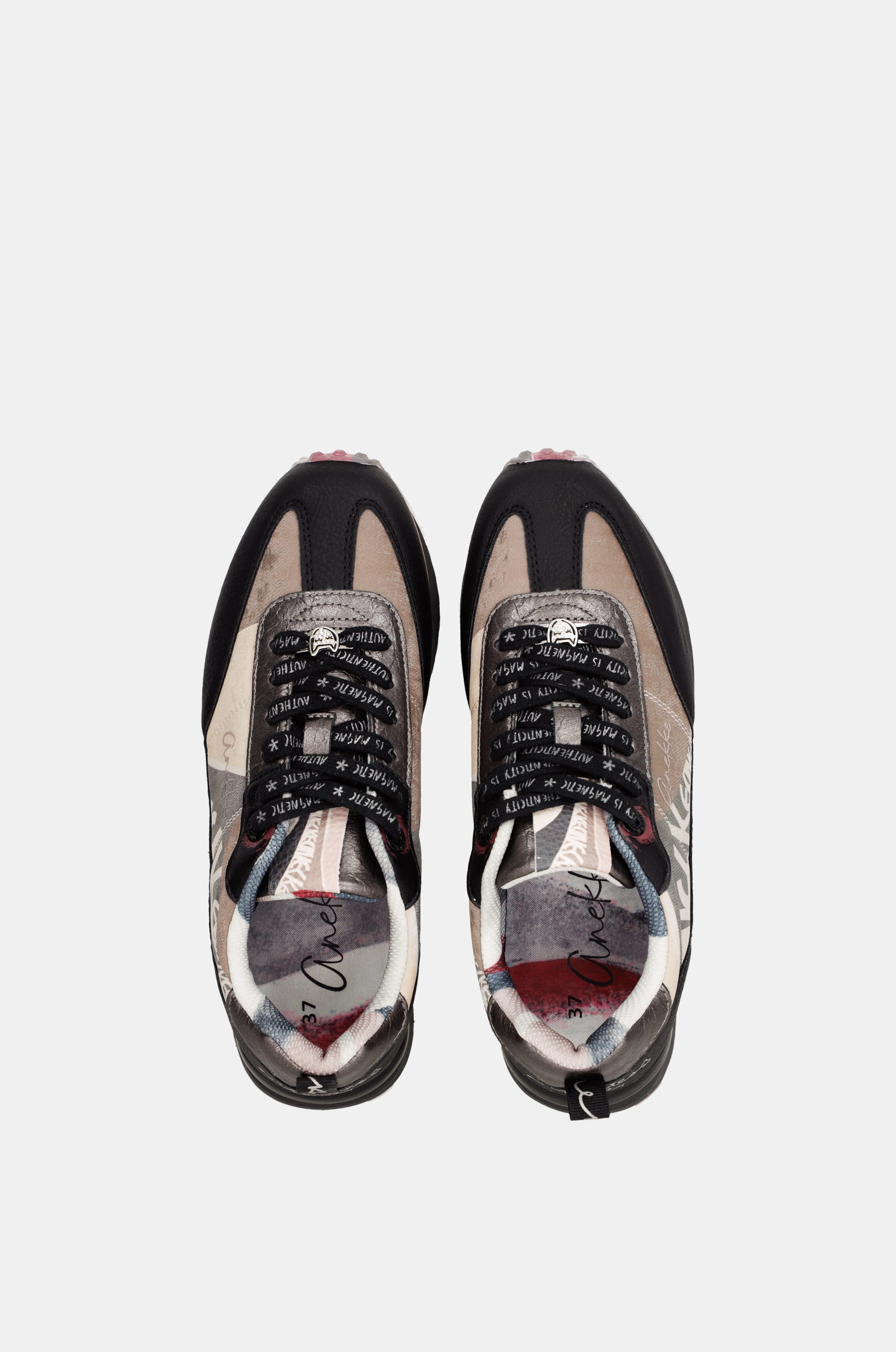 Deportivos negros y rosas