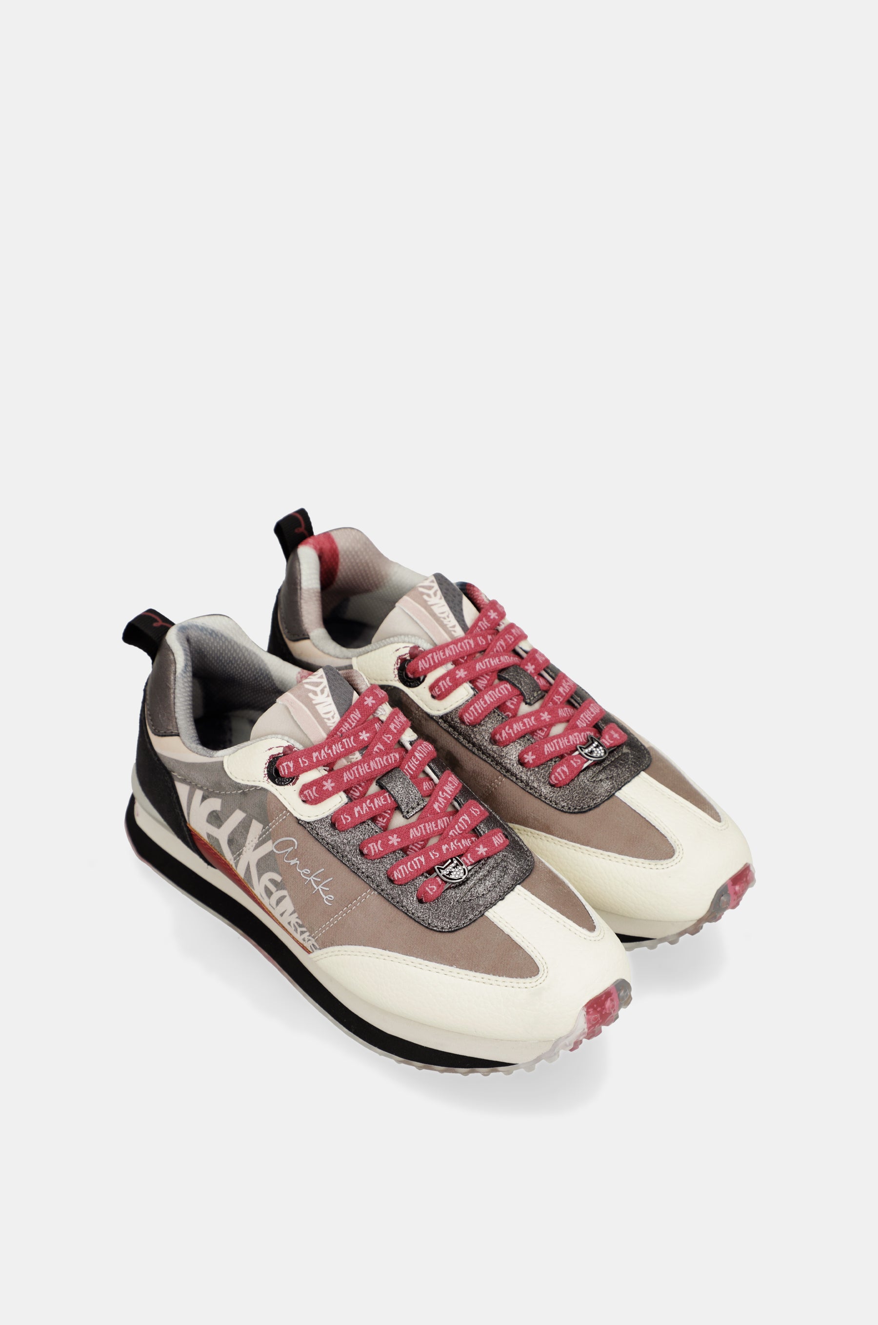 Deportivos rosa y blancos