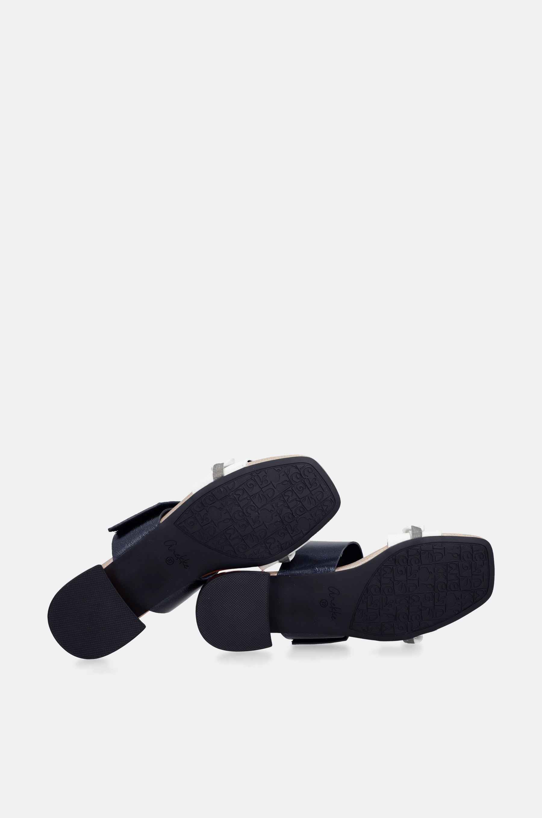 Sandalias con tacón y eslabones Eikon