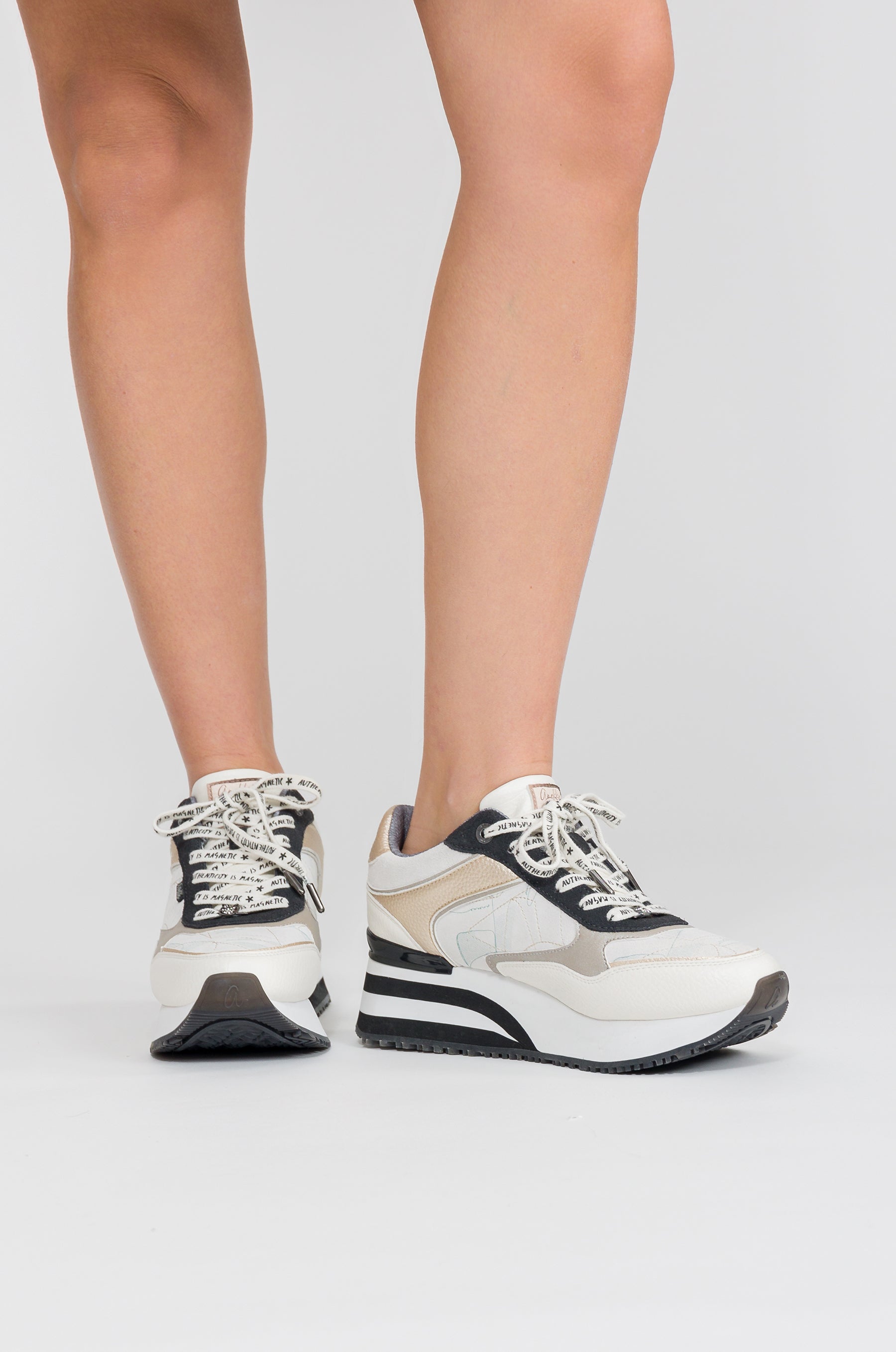 Deportivos blancos con detalles en negro