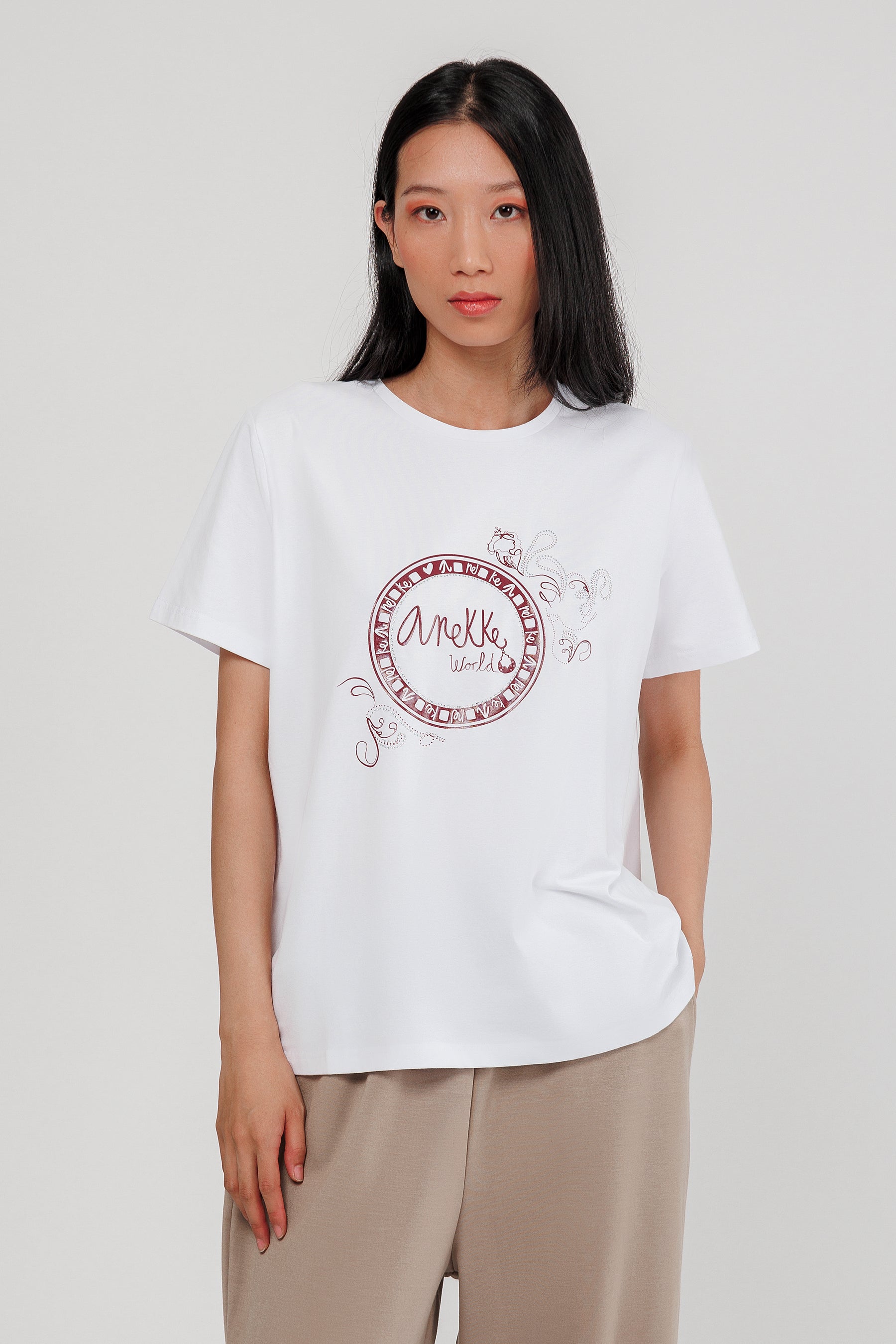 Camiseta manga corta blanca y detalle plata