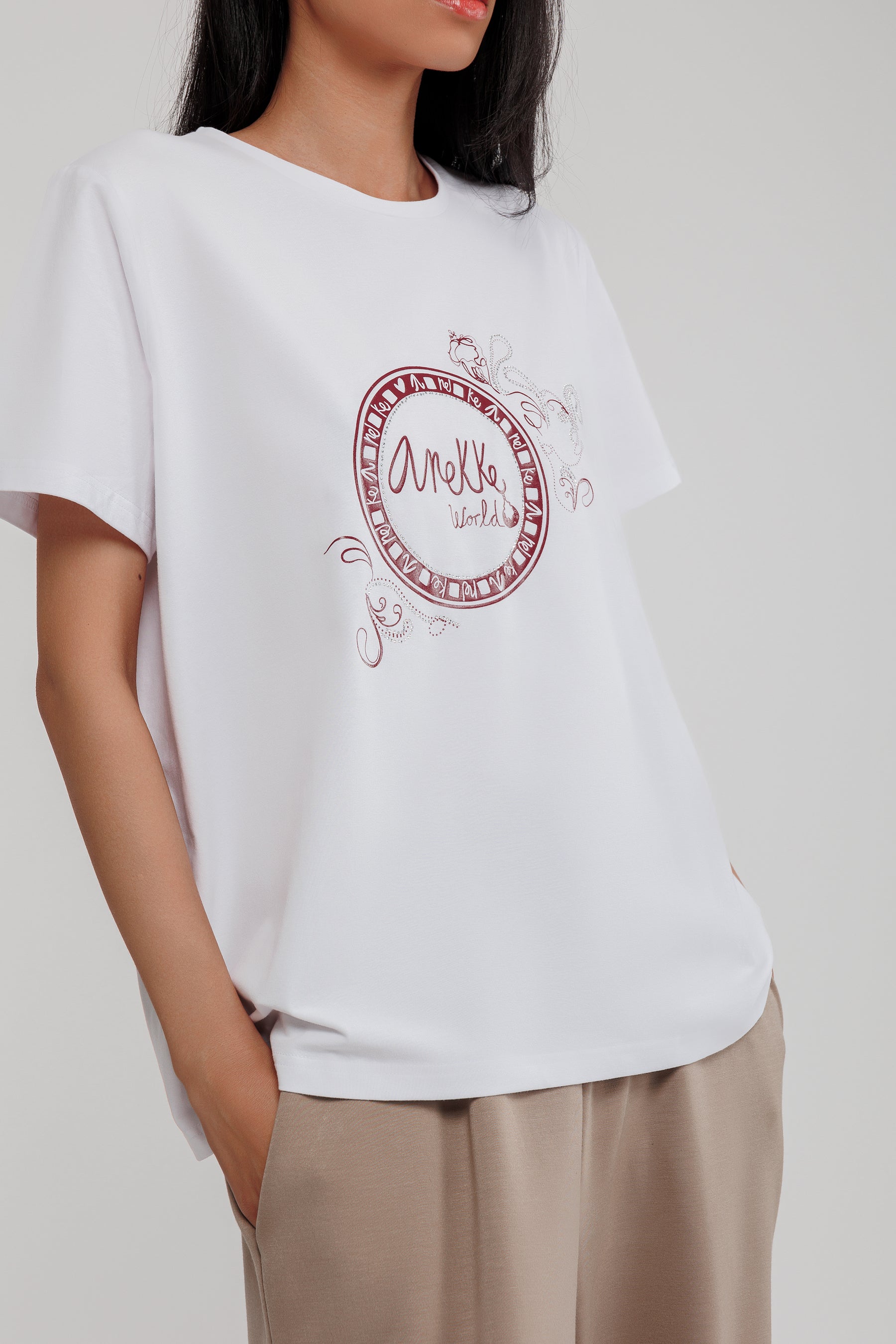 Camiseta manga corta blanca y detalle plata