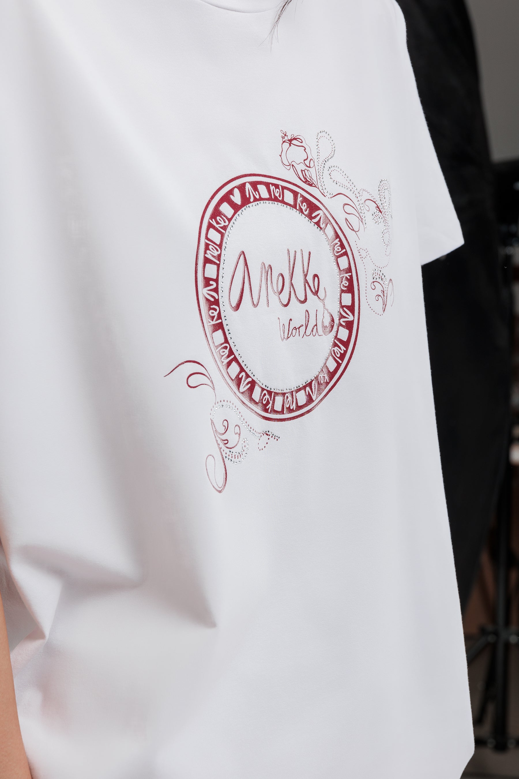Camiseta manga corta blanca y detalle plata