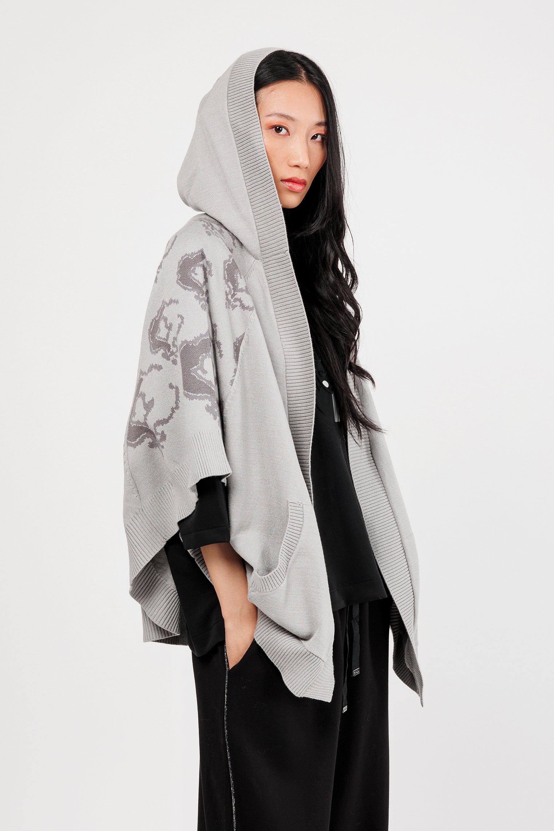 Chaqueta estilo poncho gris