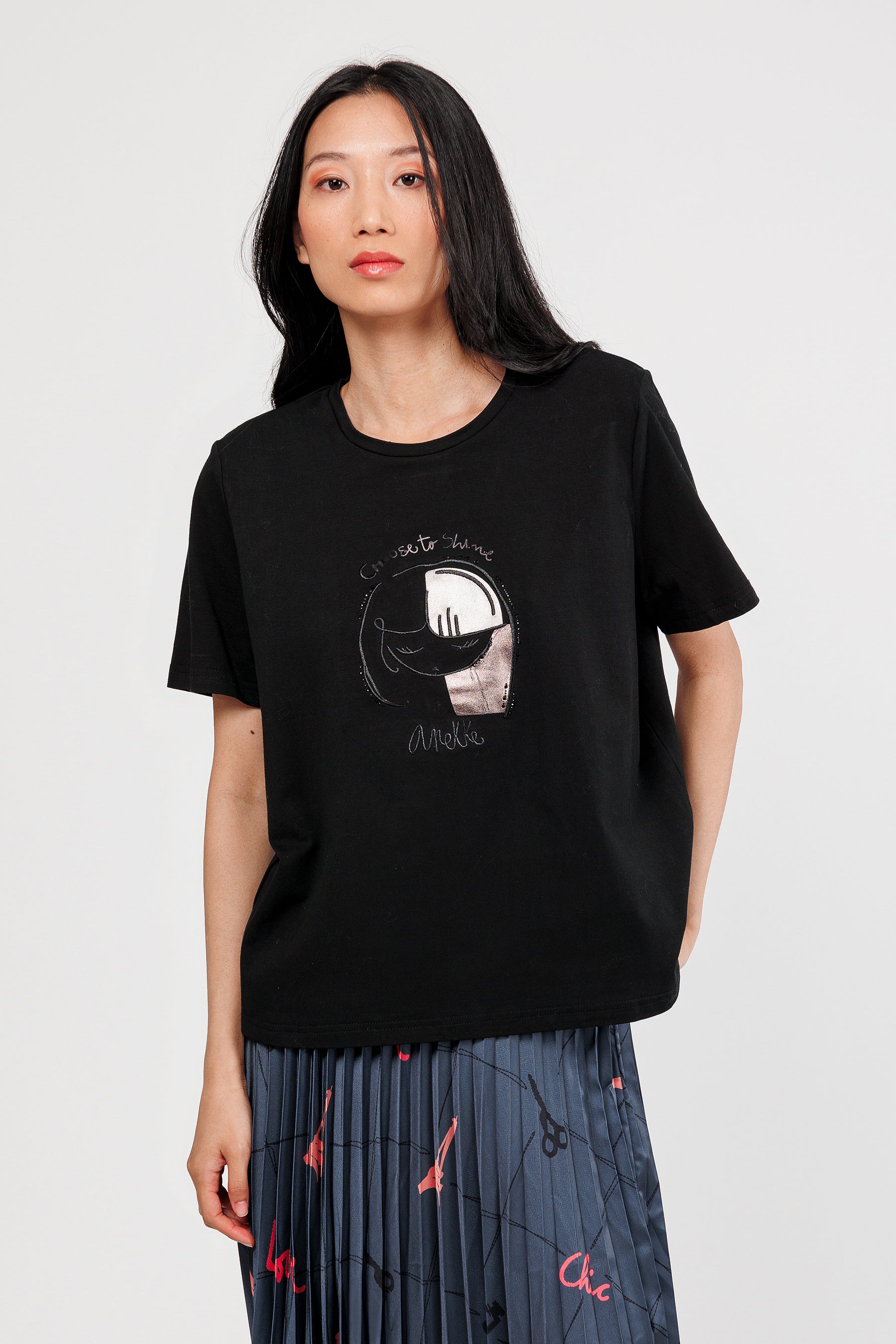 Camiseta manga corta negra con detalles plata y bronce