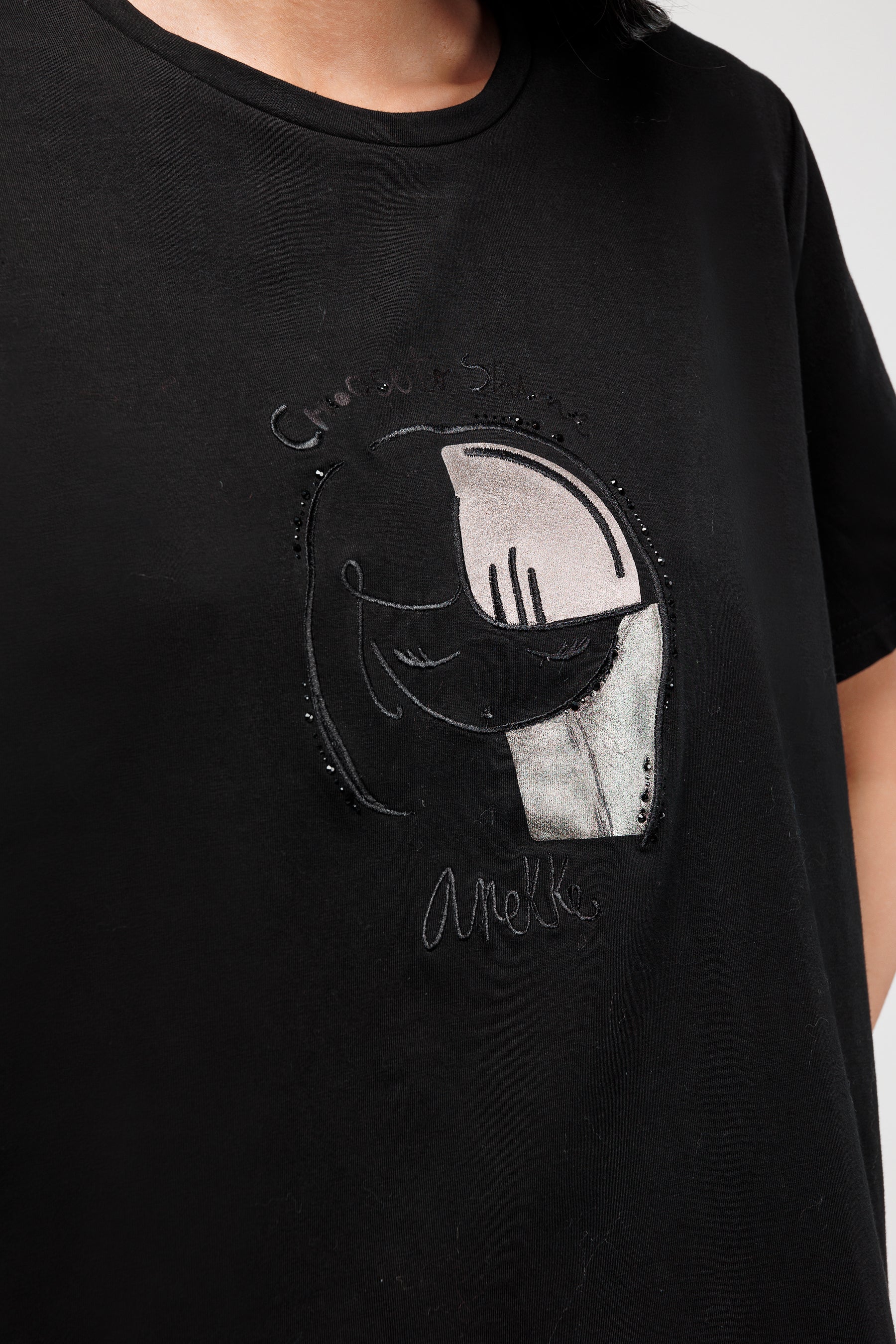Camiseta manga corta negra con detalles plata y bronce