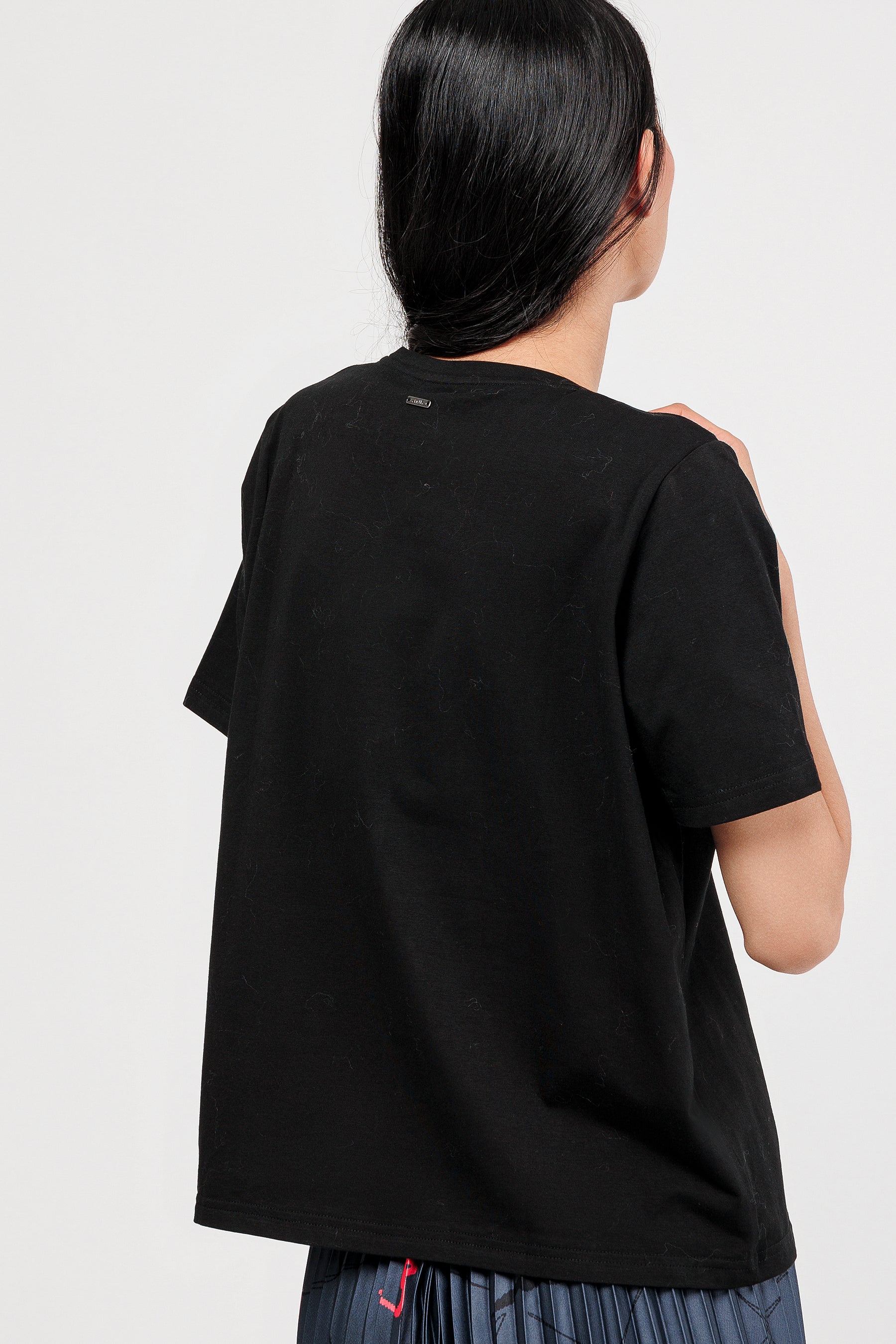 Camiseta manga corta negra con detalles plata y bronce